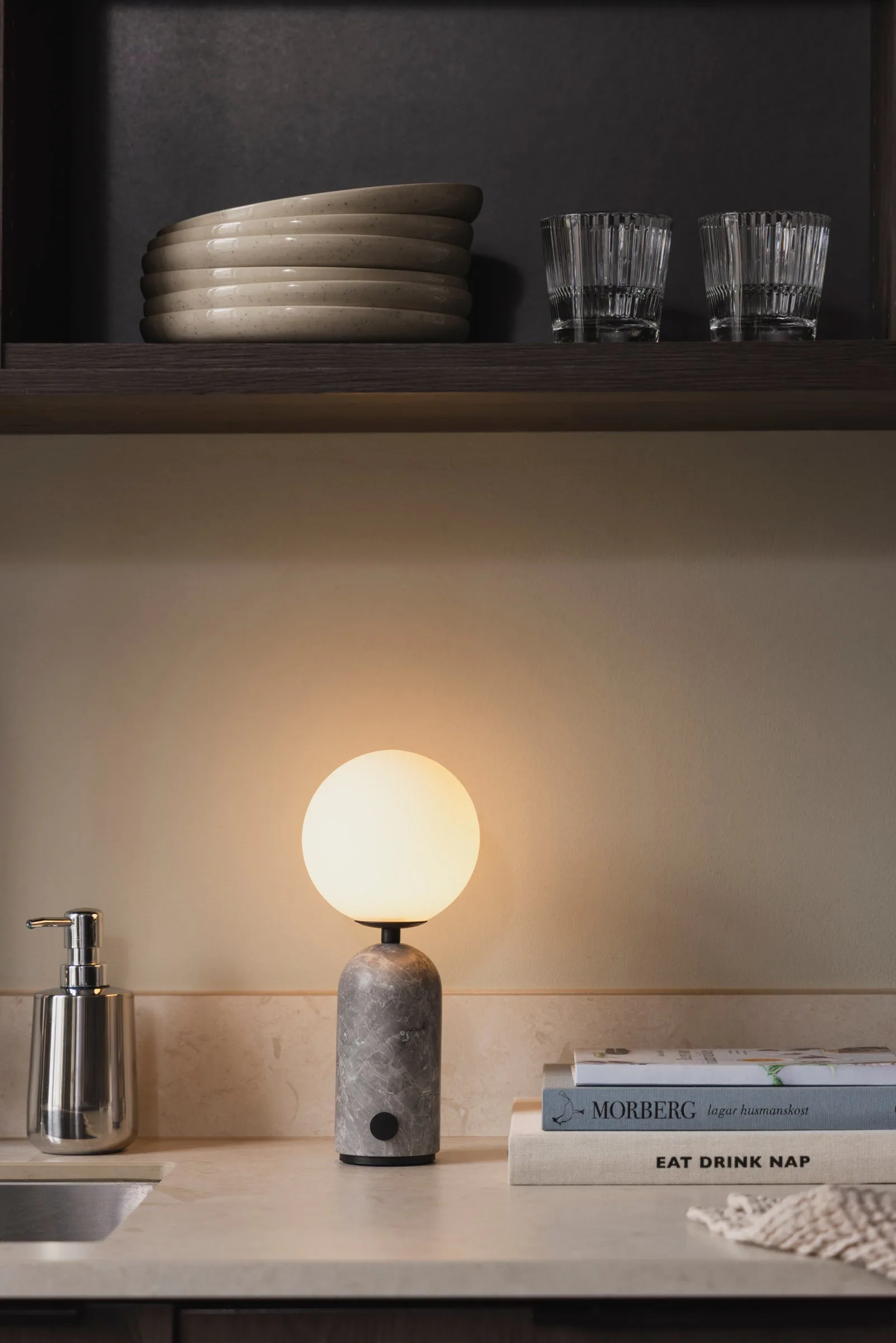 Torrano 무선 테이블 조명, 그레이 대리석, 27,5 cm Globen Lighting | 글로벤라이팅