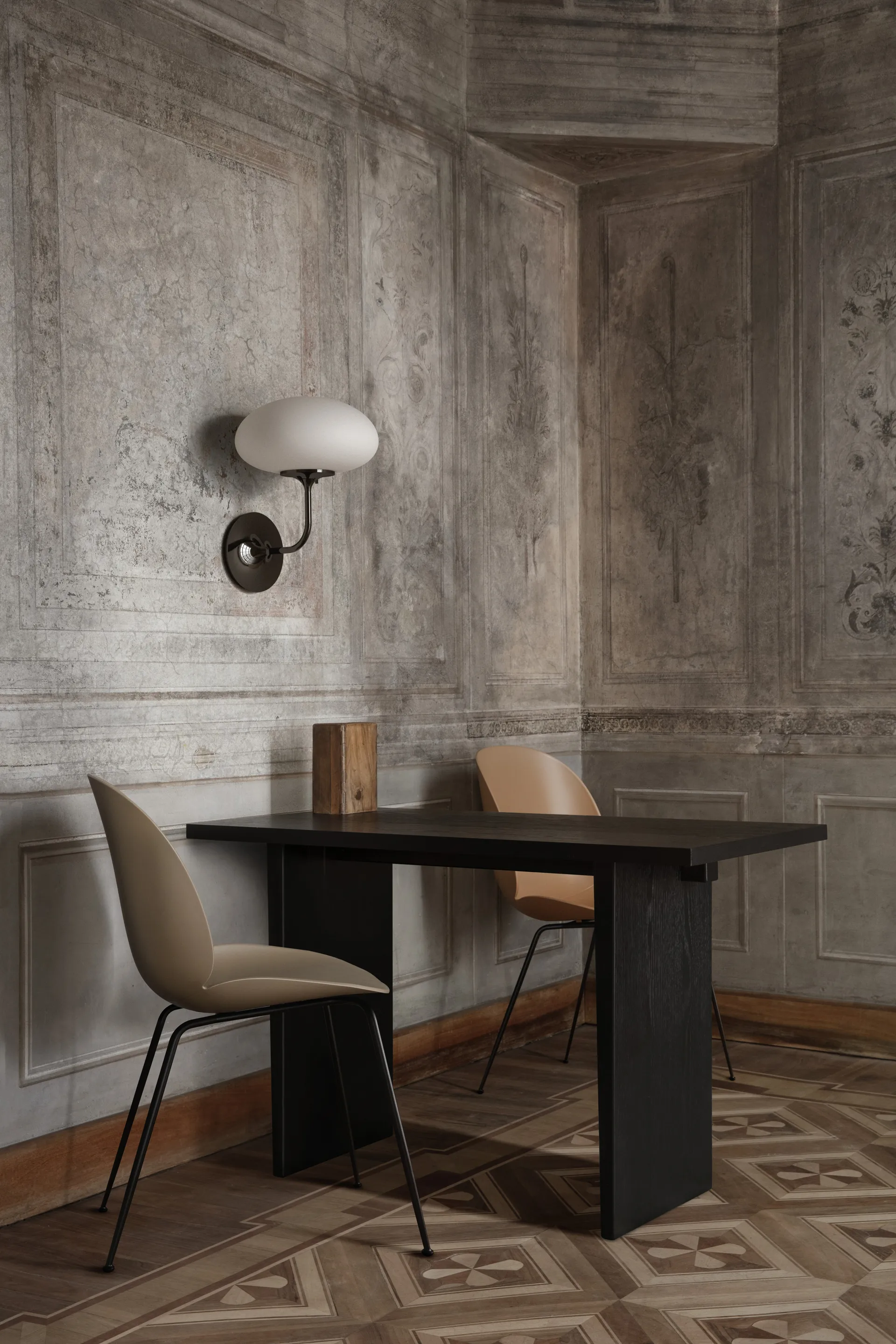 스템라이트 벽 조명, Black chrome-frosted glass GUBI | 구비