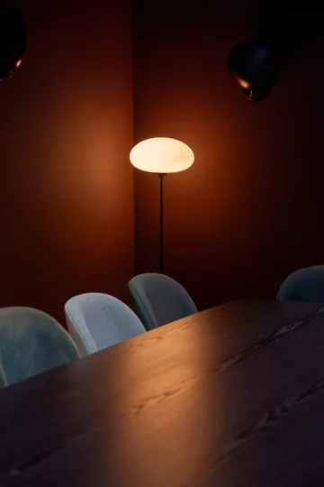 스템라이트 플로어 조명 - Black Chrome-Opal Glass, 110 cm - GUBI | 구비