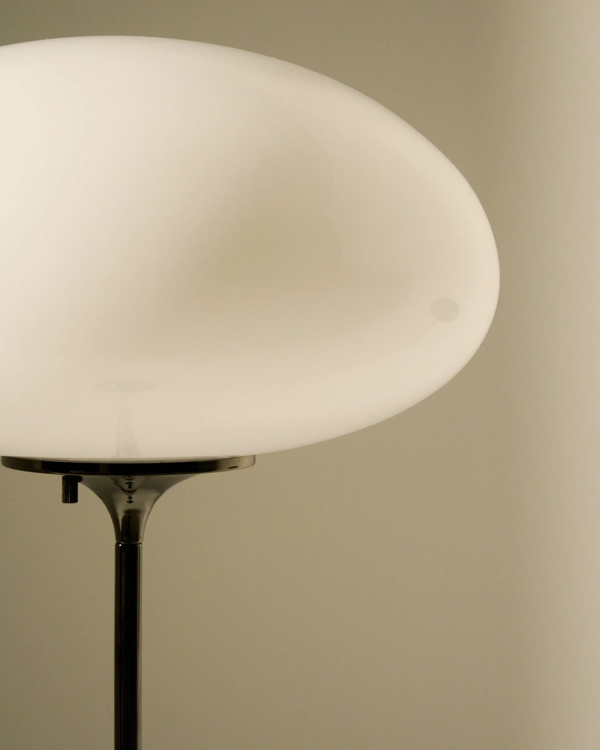 스템라이트 플로어 조명, Black Chrome-Opal Glass, 150 cm GUBI | 구비