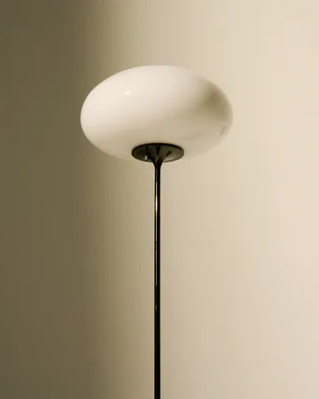 스템라이트 플로어 조명 - Black Chrome-Opal Glass, 150 cm - GUBI | 구비