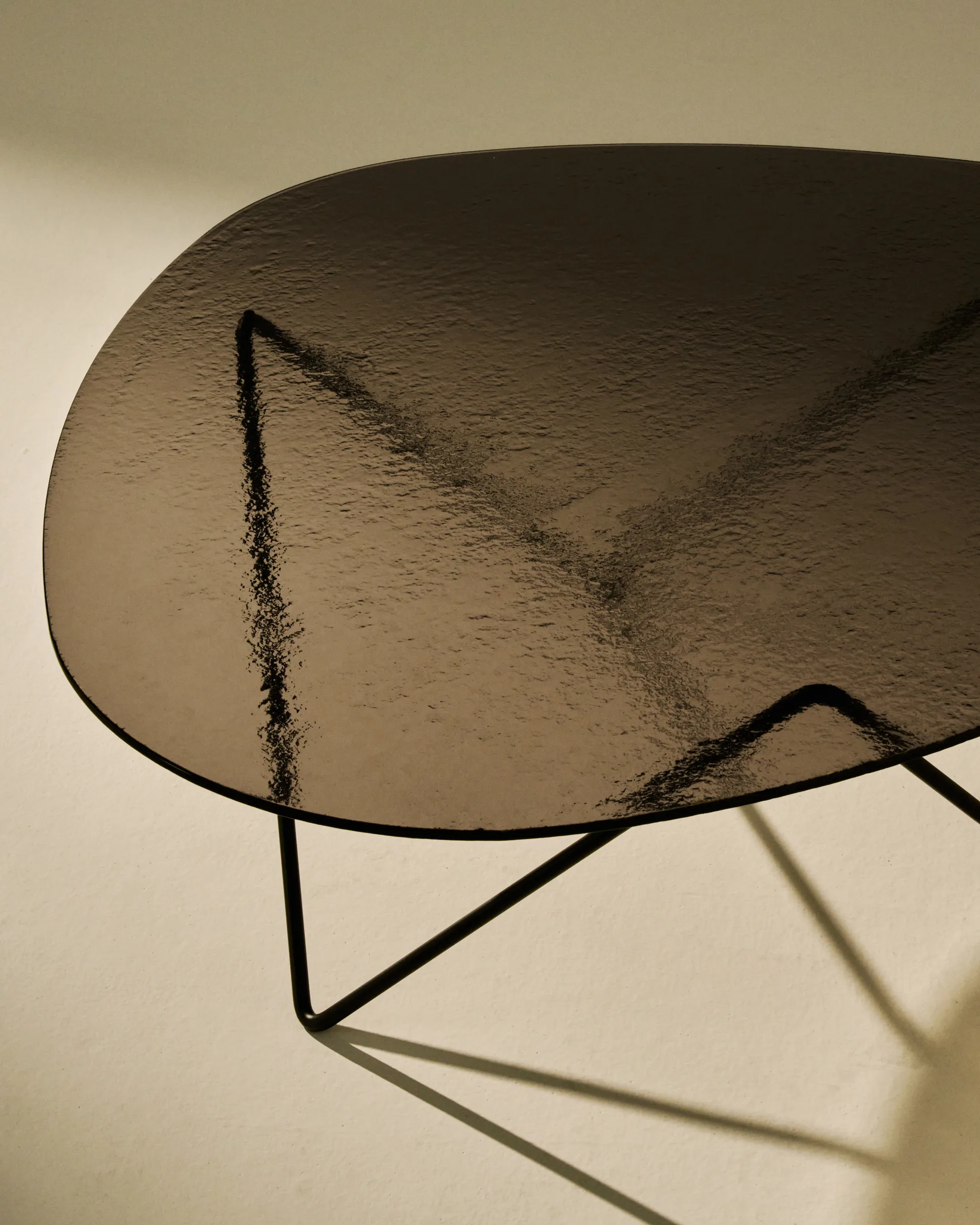 페드레라 커피테이블, Black semi-matte—bronze textured glass GUBI | 구비