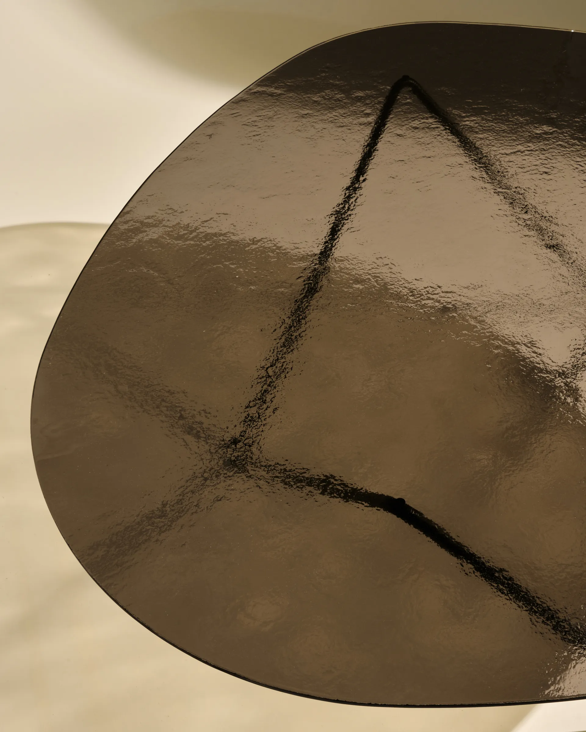 페드레라 커피테이블, Black semi-matte—bronze textured glass GUBI | 구비