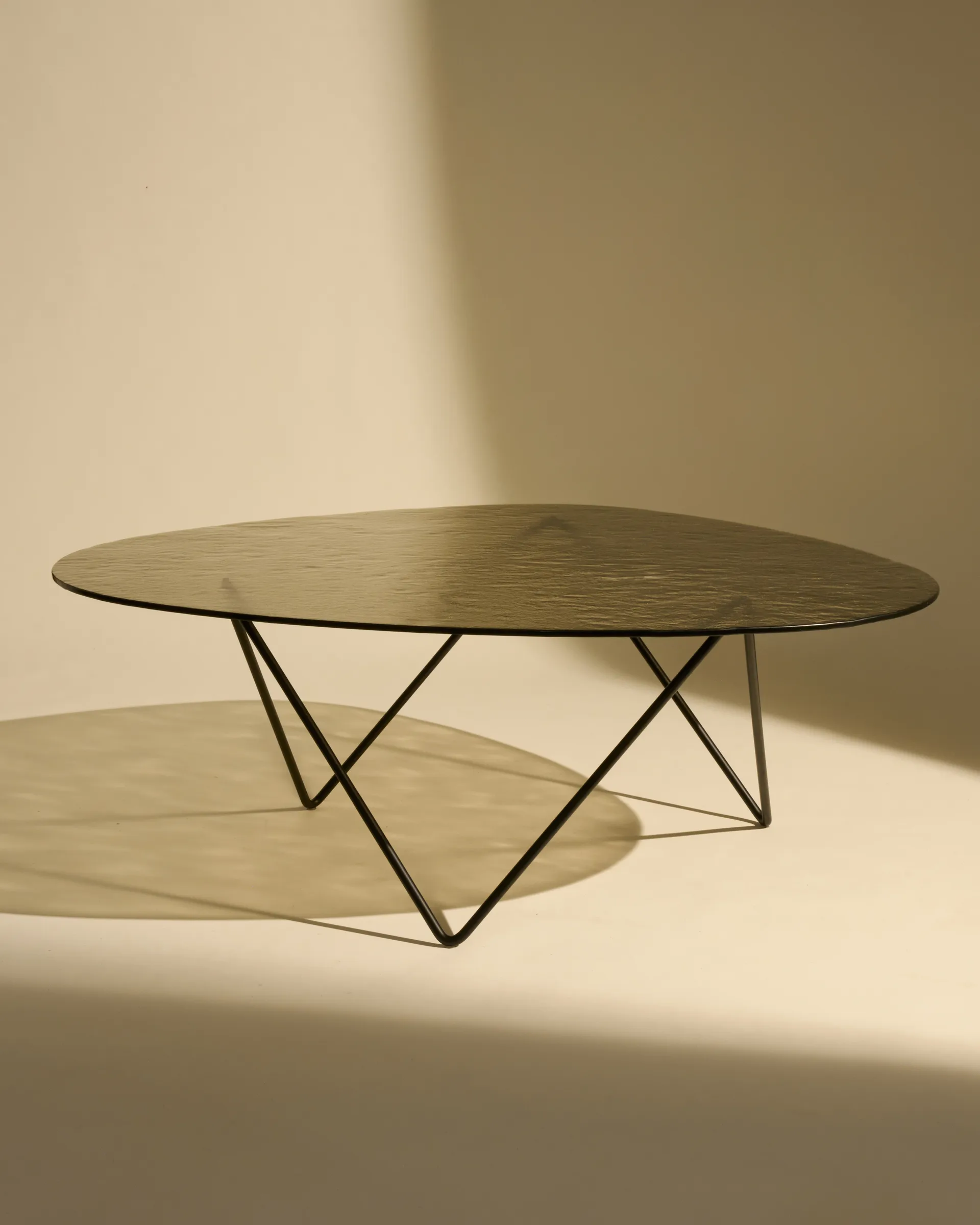 페드레라 커피테이블, Black semi-matte—bronze textured glass GUBI | 구비