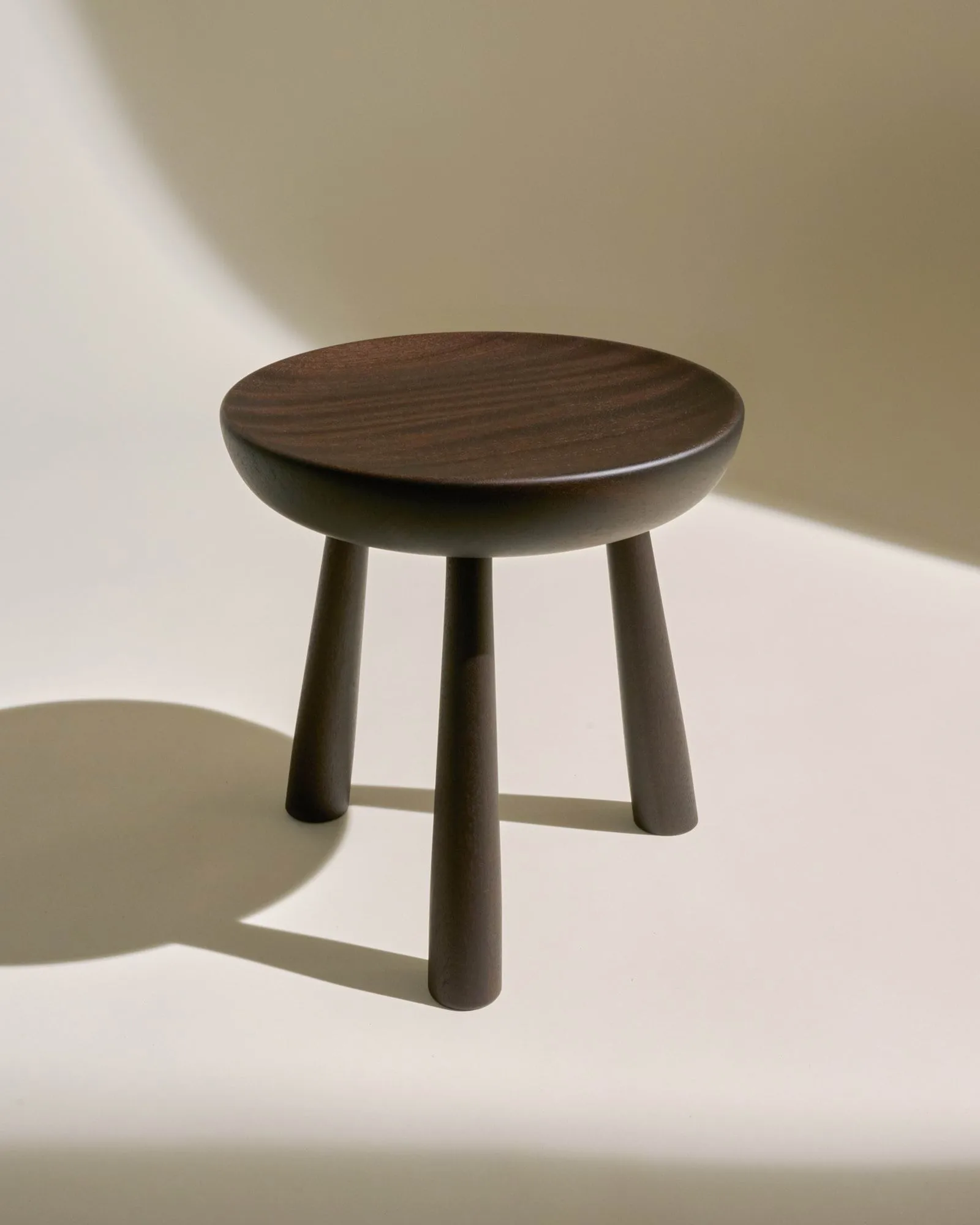 Totto 라운드 스툴, Dark stained lacquered sapelli, Ø31x32.6 cm GUBI | 구비