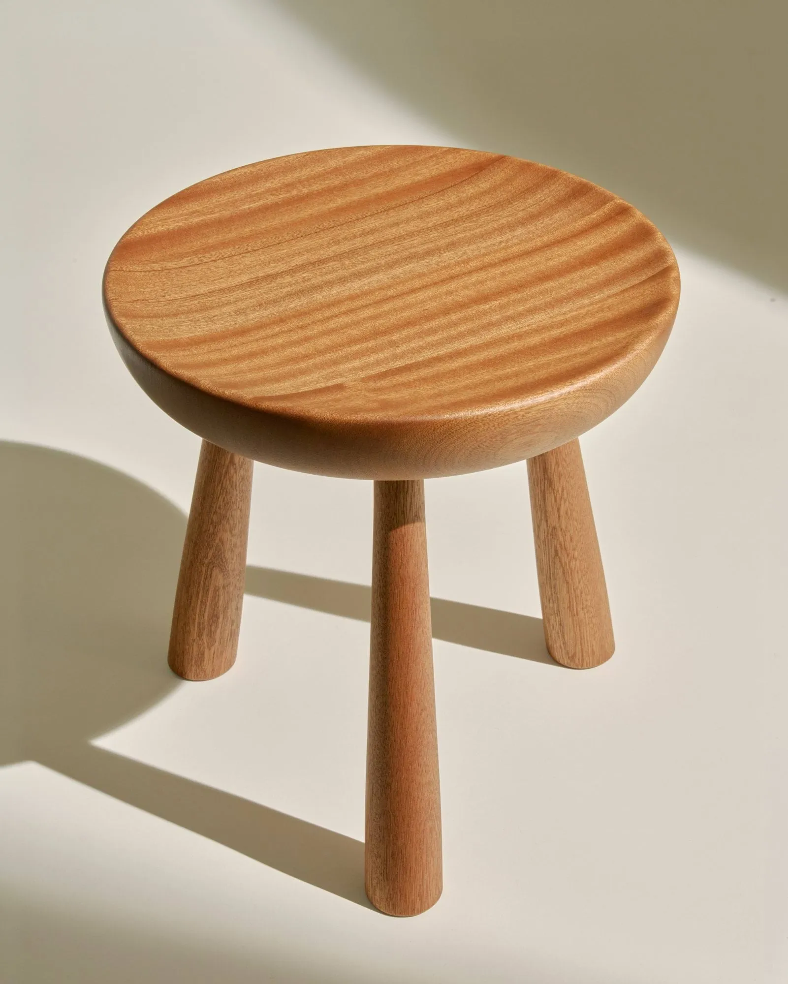 Totto 라운드 스툴, Lacquered sapelli, Ø31x32.6 cm GUBI | 구비
