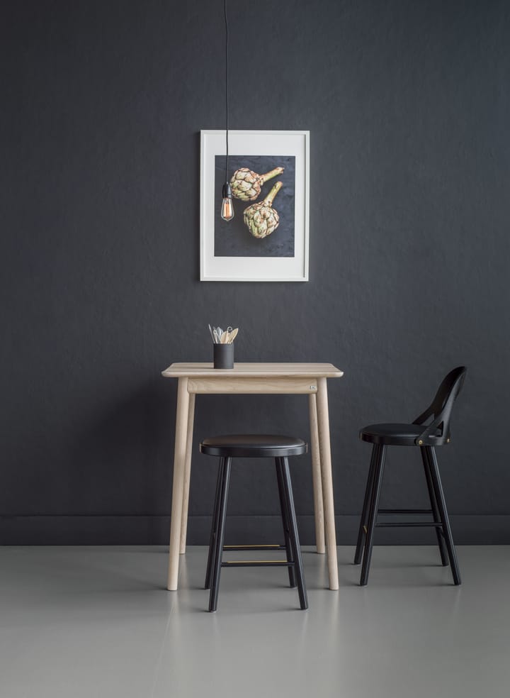 Colibri 바 스툴 63 cm, Stained black oak-black pad Hans K | 한스 케이