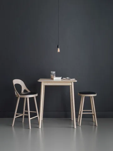Colibri 바 스툴 63 cm - Stained blonde oak-black pad - Hans K | 한스 케이
