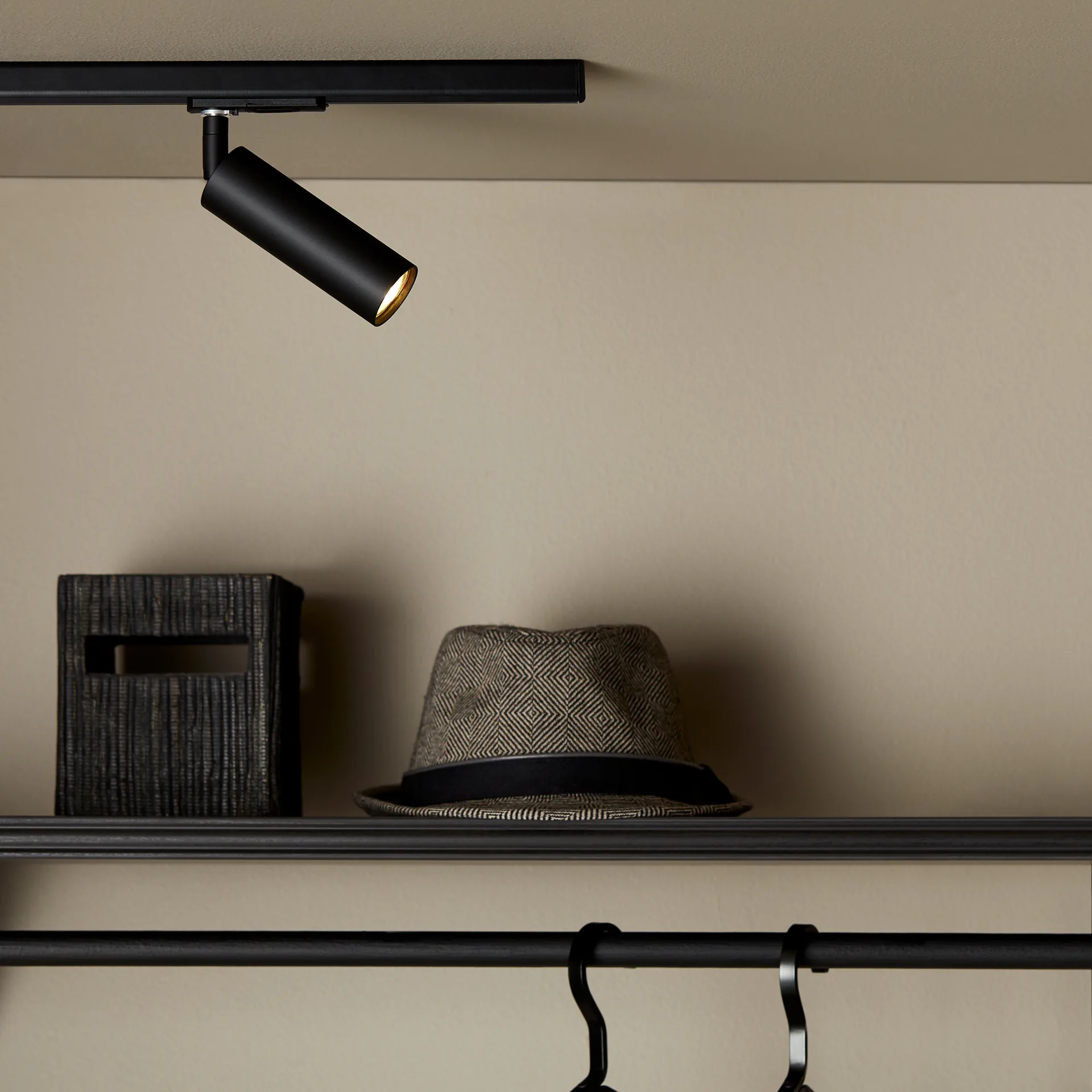 파이프라인 스포트라이트 조명 글로벌 1-페이즈, Matte black Herstal | 허스탈