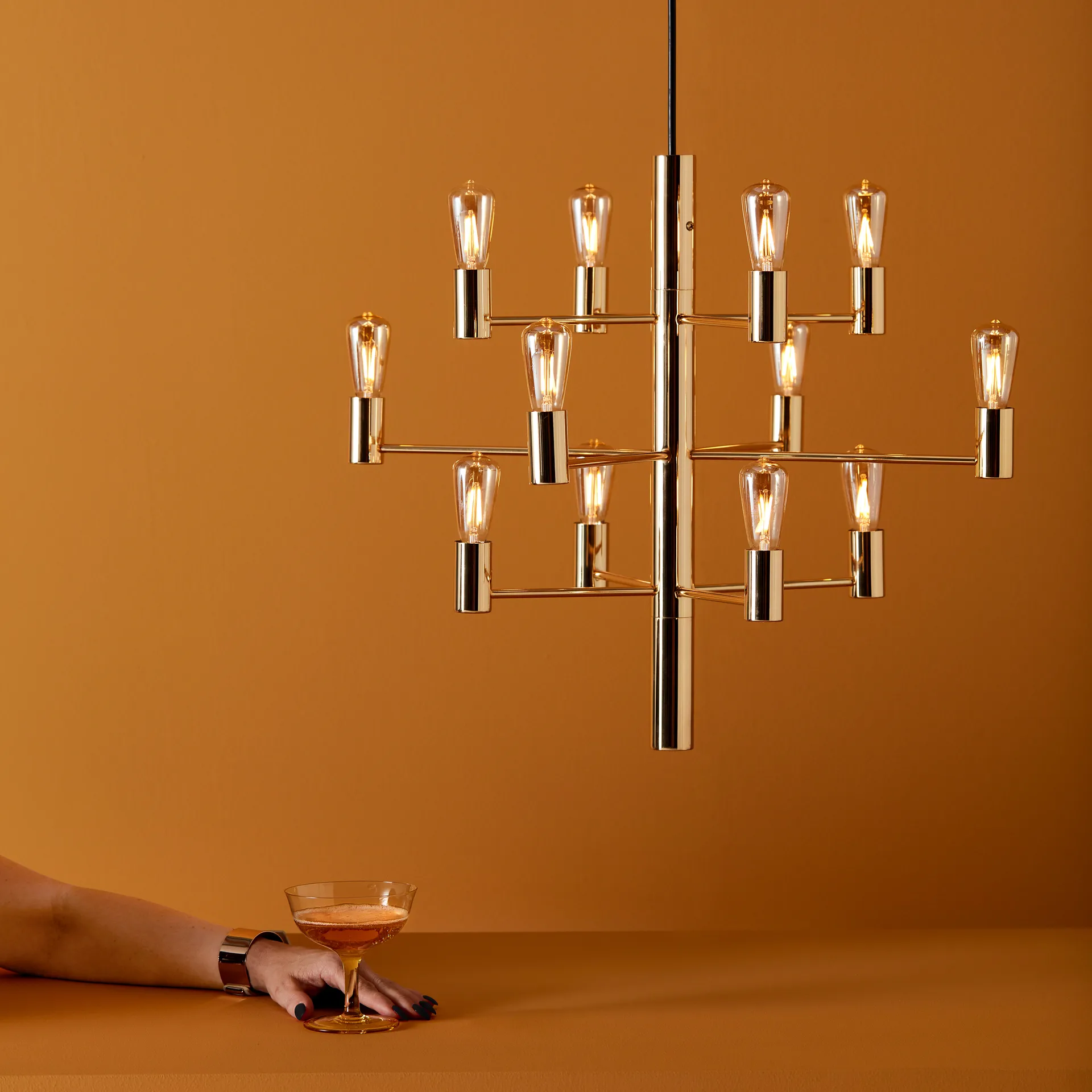 마놀라 12 샹들리에 펜던트 조명, satin brass Herstal | 허스탈