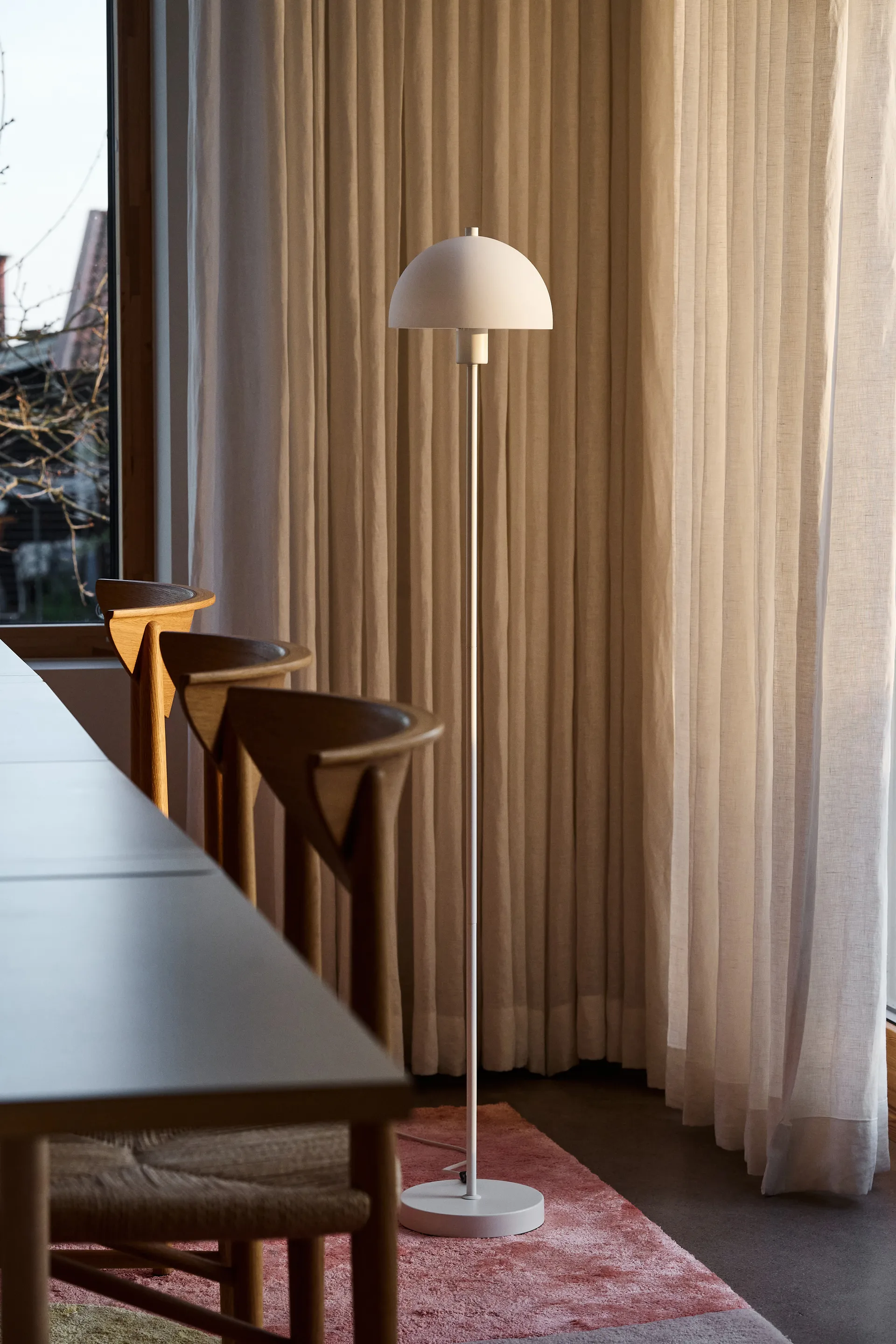 비엔다 플로어 조명, White-opal glass Herstal | 허스탈