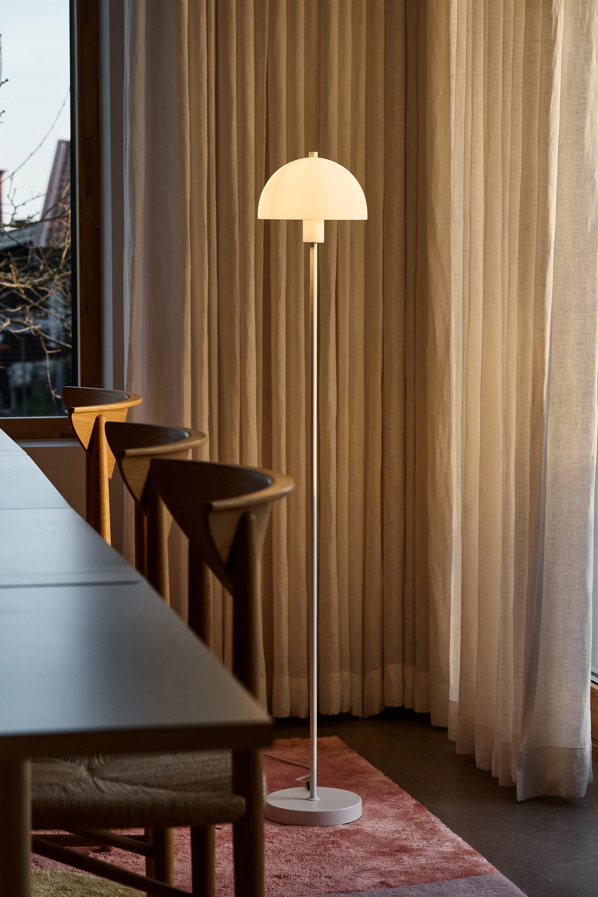 비엔다 플로어 조명, White-opal glass Herstal | 허스탈