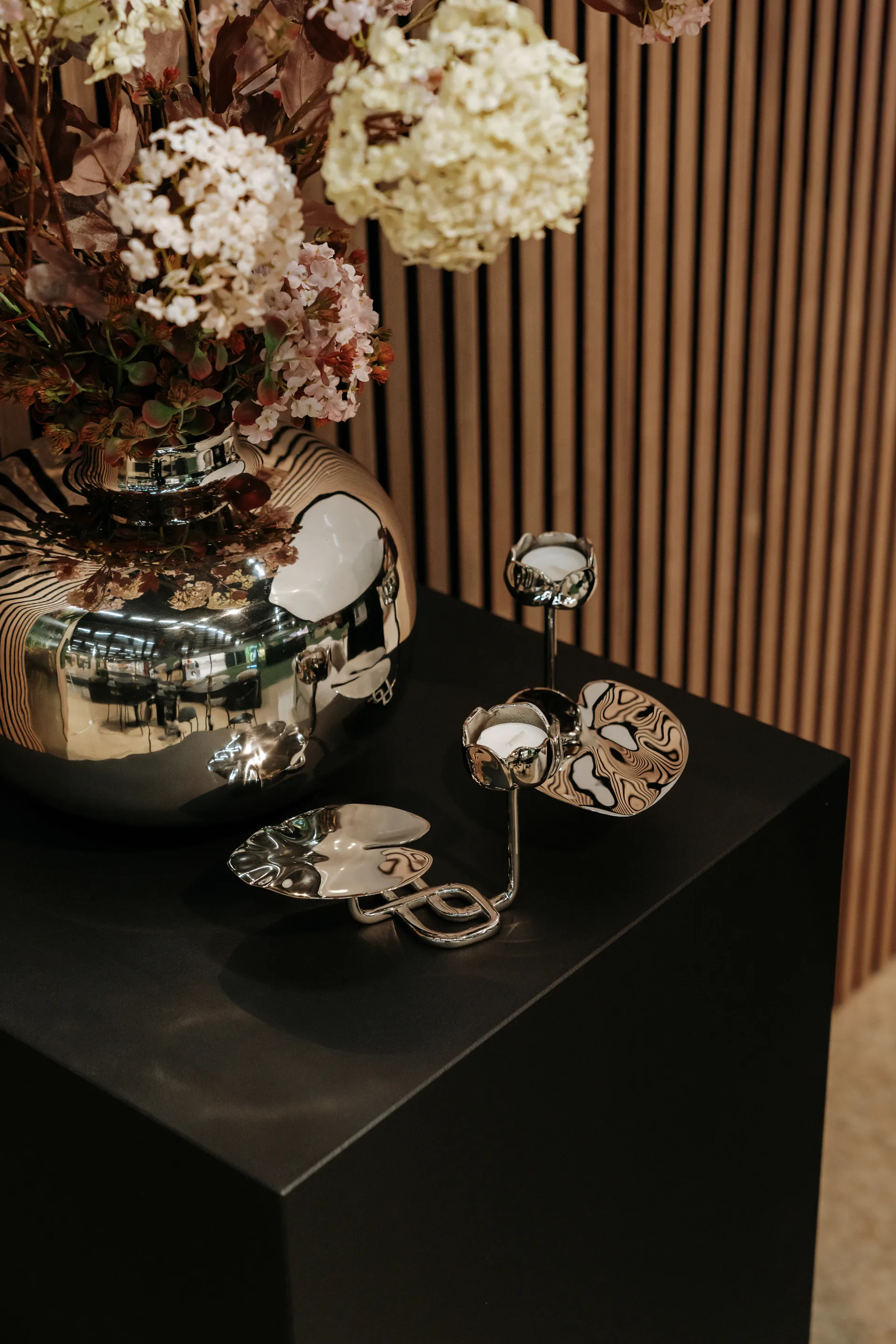 닌페아 No.2 캔들스틱, Nickel-plated brass Hilke Collection | 힐케 콜렉션