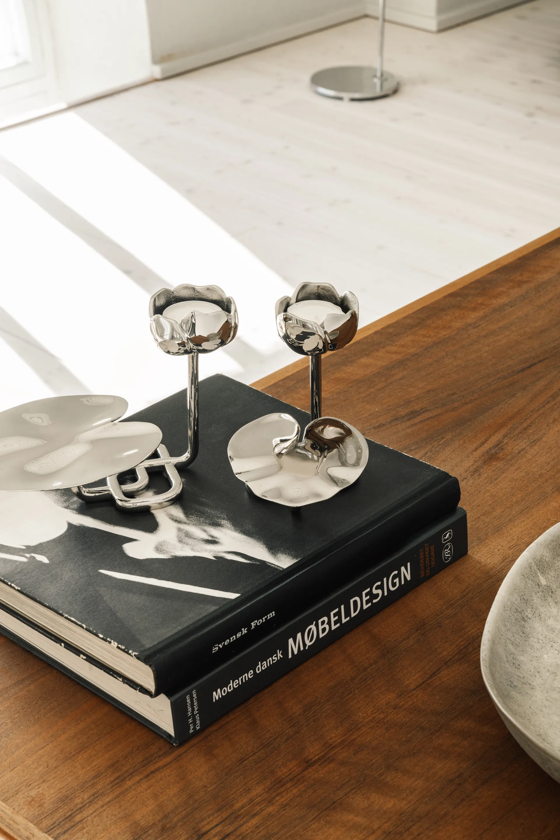 닌페아 No.2 캔들스틱, Nickel-plated brass Hilke Collection | 힐케 콜렉션