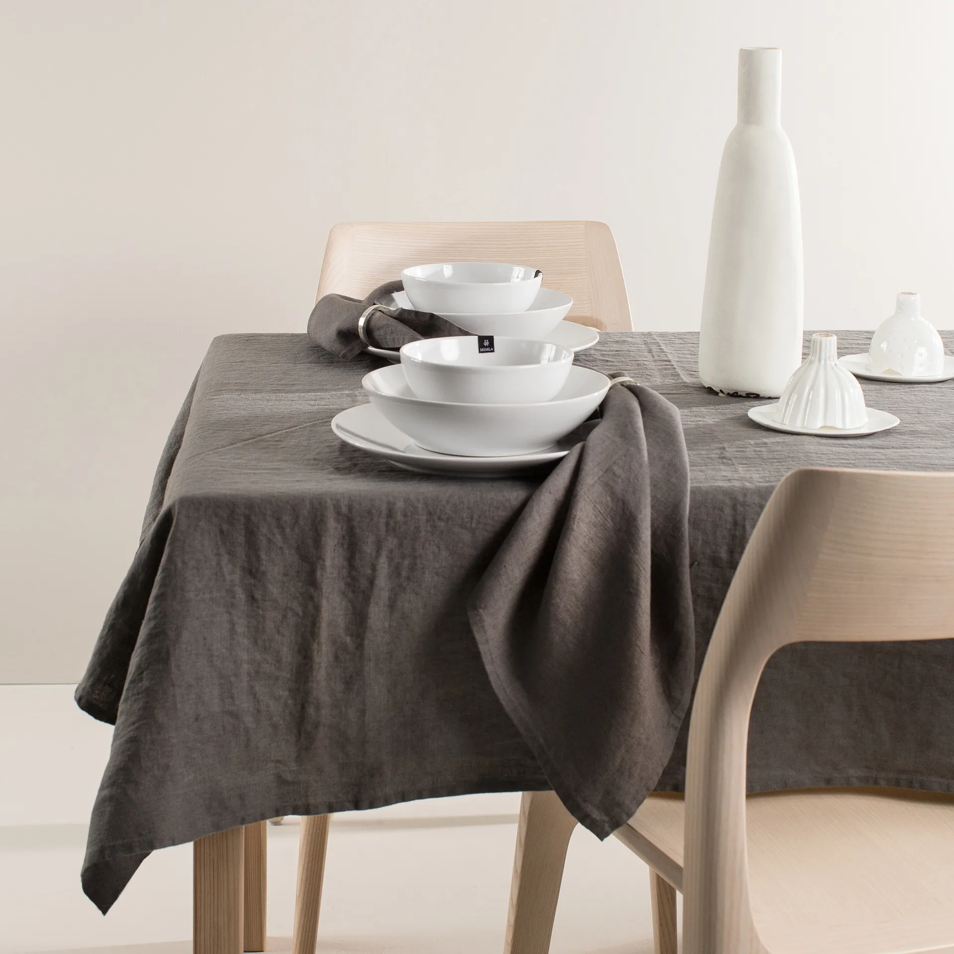 선샤인 테이블보 140x250 cm, Charcoal (dark grey) Himla | 힘라