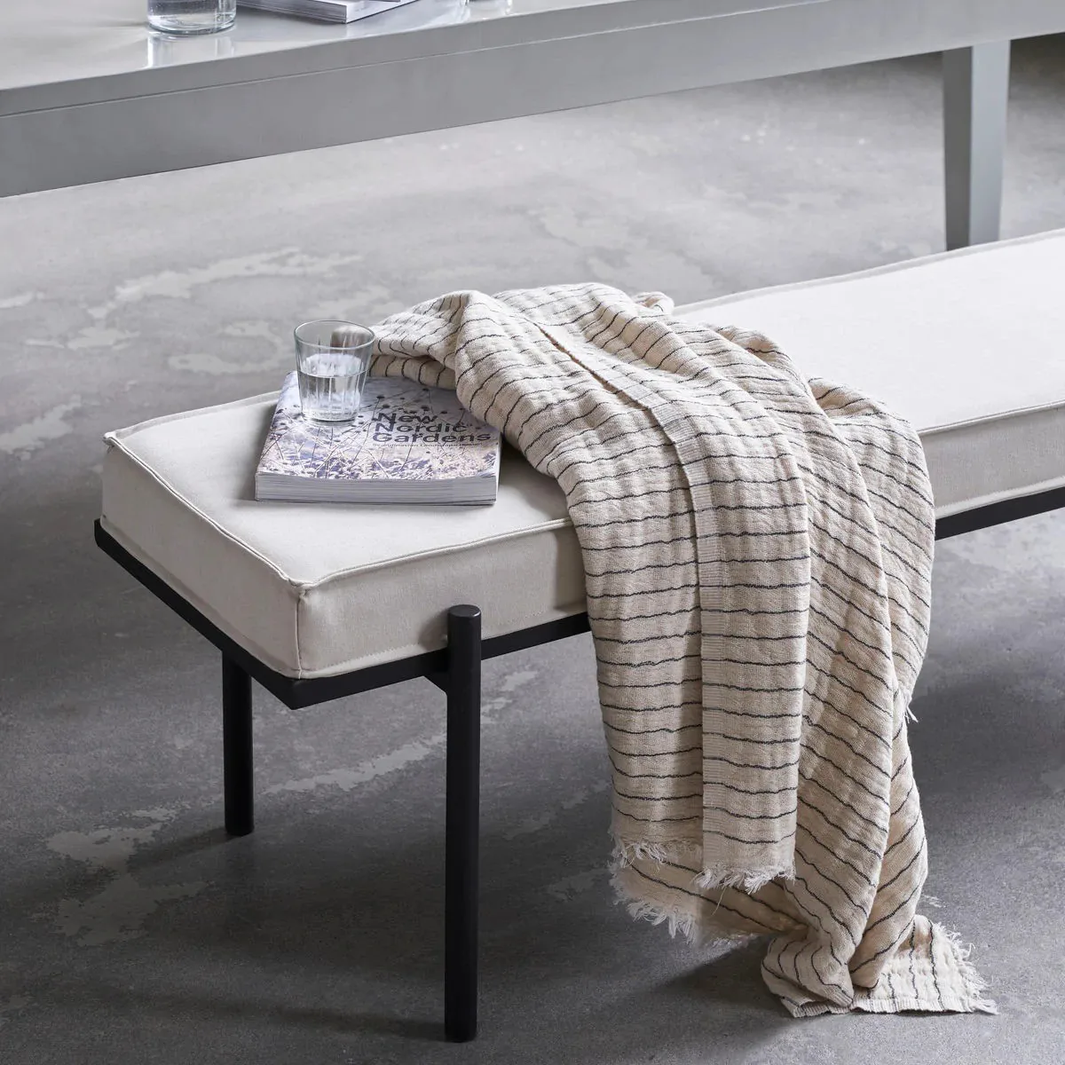 앨리스 스트라이프 스로우 140x200 cm, Dark grey House Doctor | 하우스닥터