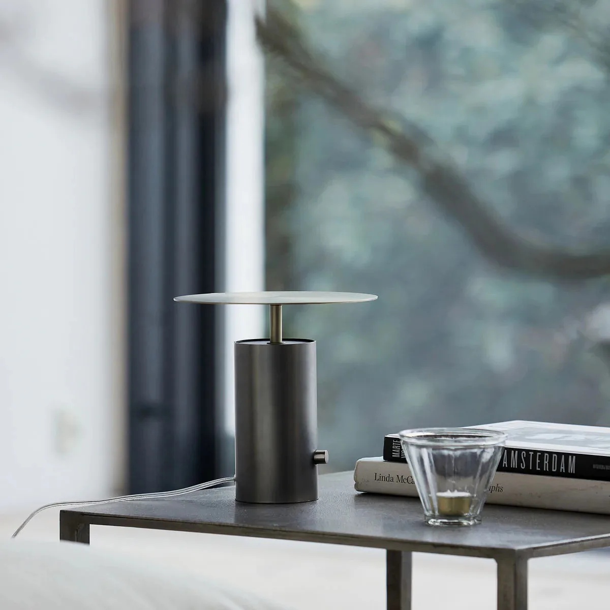 태커 무선 테이블 조명, Gunmetal House Doctor | 하우스닥터