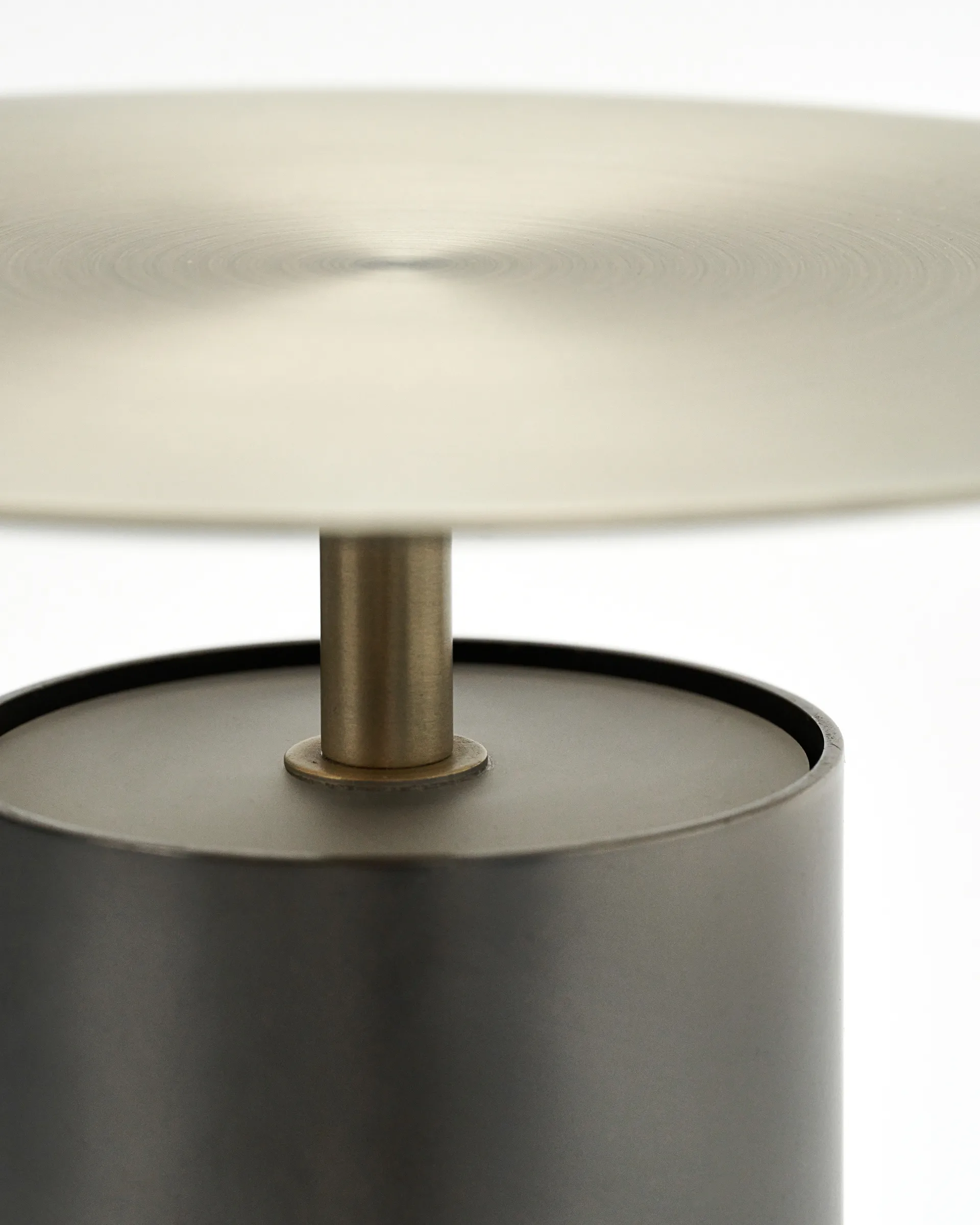 태커 무선 테이블 조명, Gunmetal House Doctor | 하우스닥터