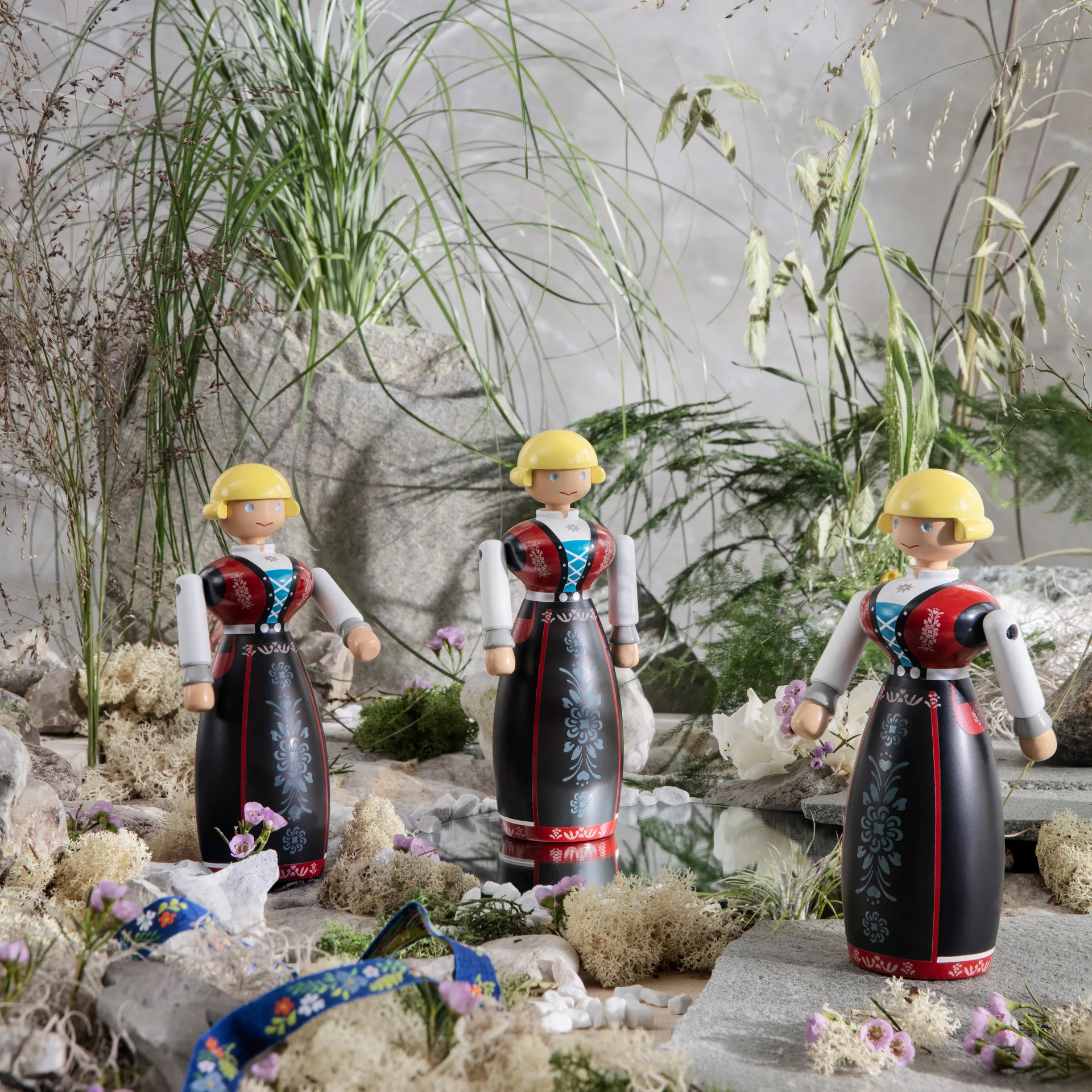 노르웨이 전통 코스튬을 입은 여성, Black-red-white Kay Bojesen Denmark | 카이보예센 덴마크