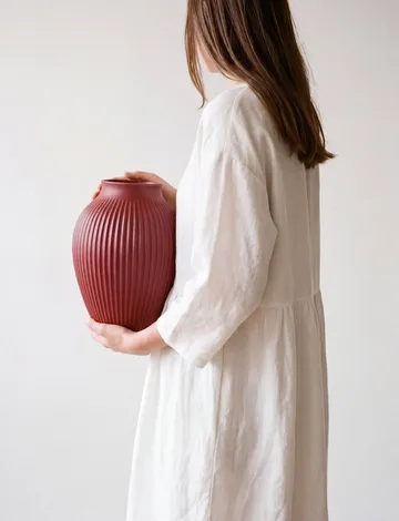 크납스트럽 립드 화병 20 cm - Soft cherry red - Knabstrup Keramik | 크납스트럽 세라믹