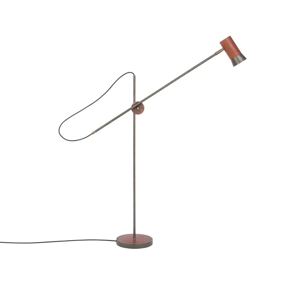 Kusk 플로어 조명, Iron oxide/leather Konsthantverk