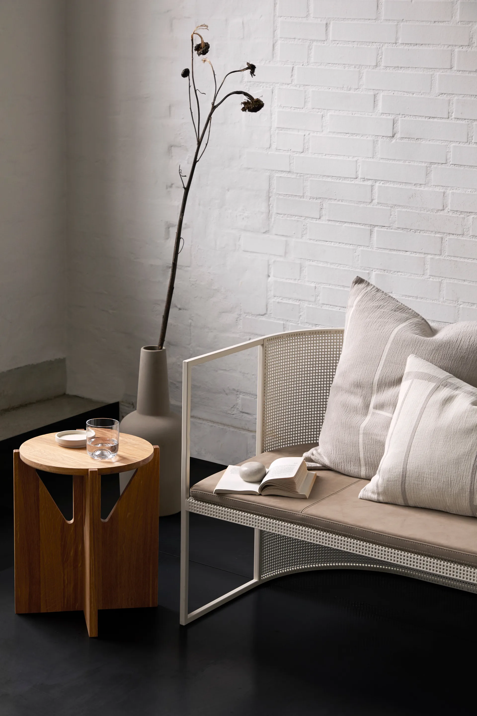 심플 스툴 Ø36 cm, Warm lacquered oak Kristina Dam Studio | 크리스티나 댐 스튜디오