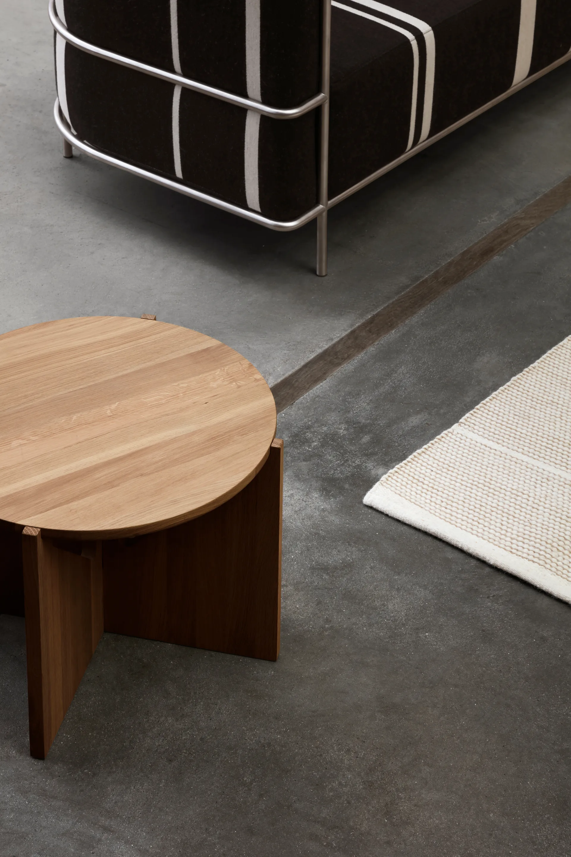 심플 커피 테이블 Ø52 cm, Warm lacquered oak Kristina Dam Studio | 크리스티나 댐 스튜디오