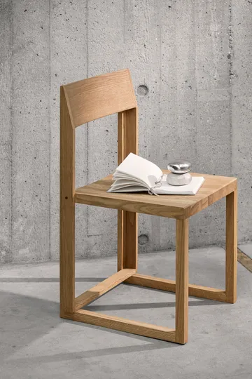 아웃라인 체어 - Warm lacquered oak-walnut - Kristina Dam Studio | 크리스티나 댐 스튜디오