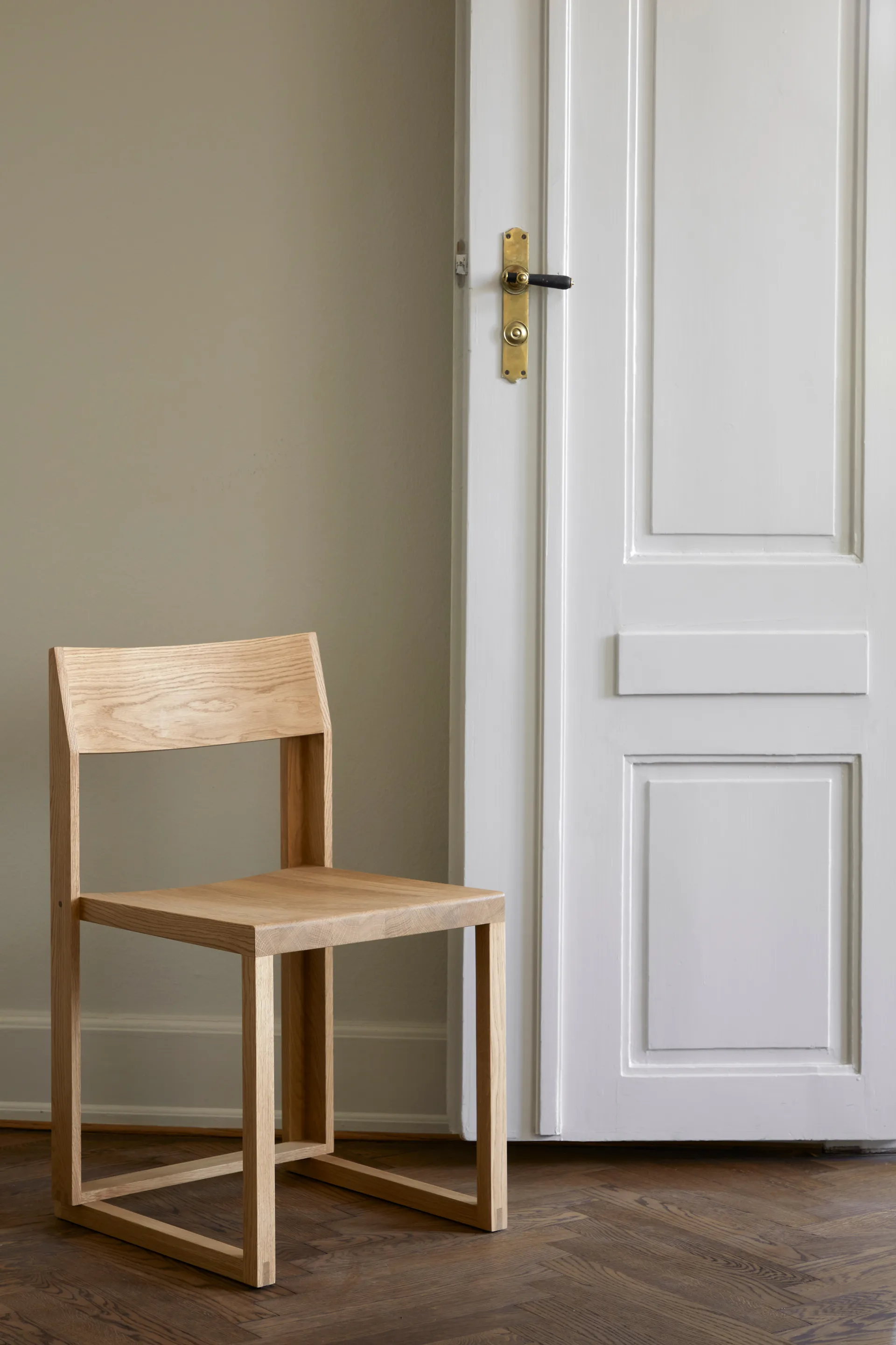 아웃라인 체어, Warm lacquered oak-walnut Kristina Dam Studio | 크리스티나 댐 스튜디오