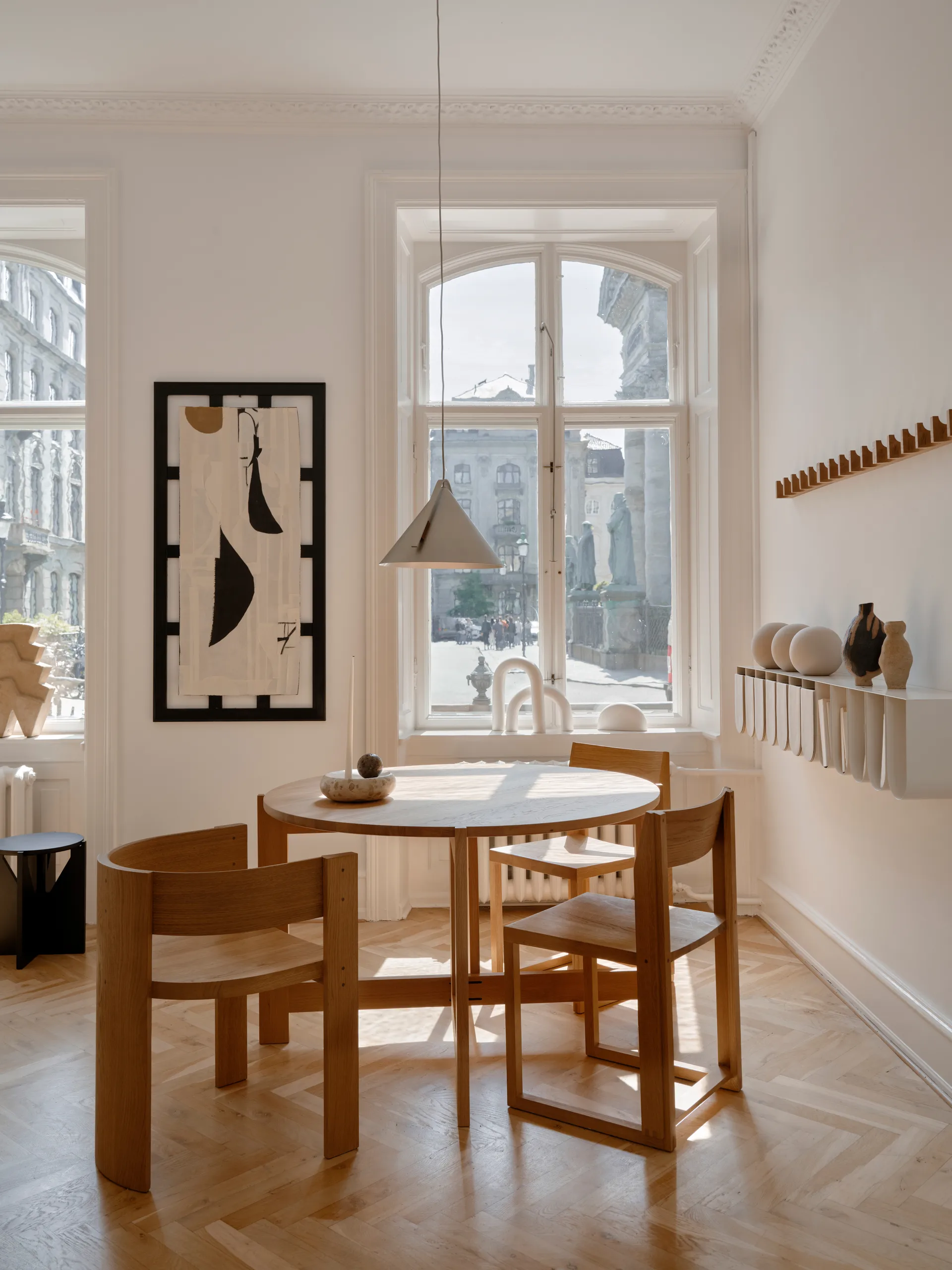 아웃라인 체어, Warm lacquered oak-walnut Kristina Dam Studio | 크리스티나 댐 스튜디오