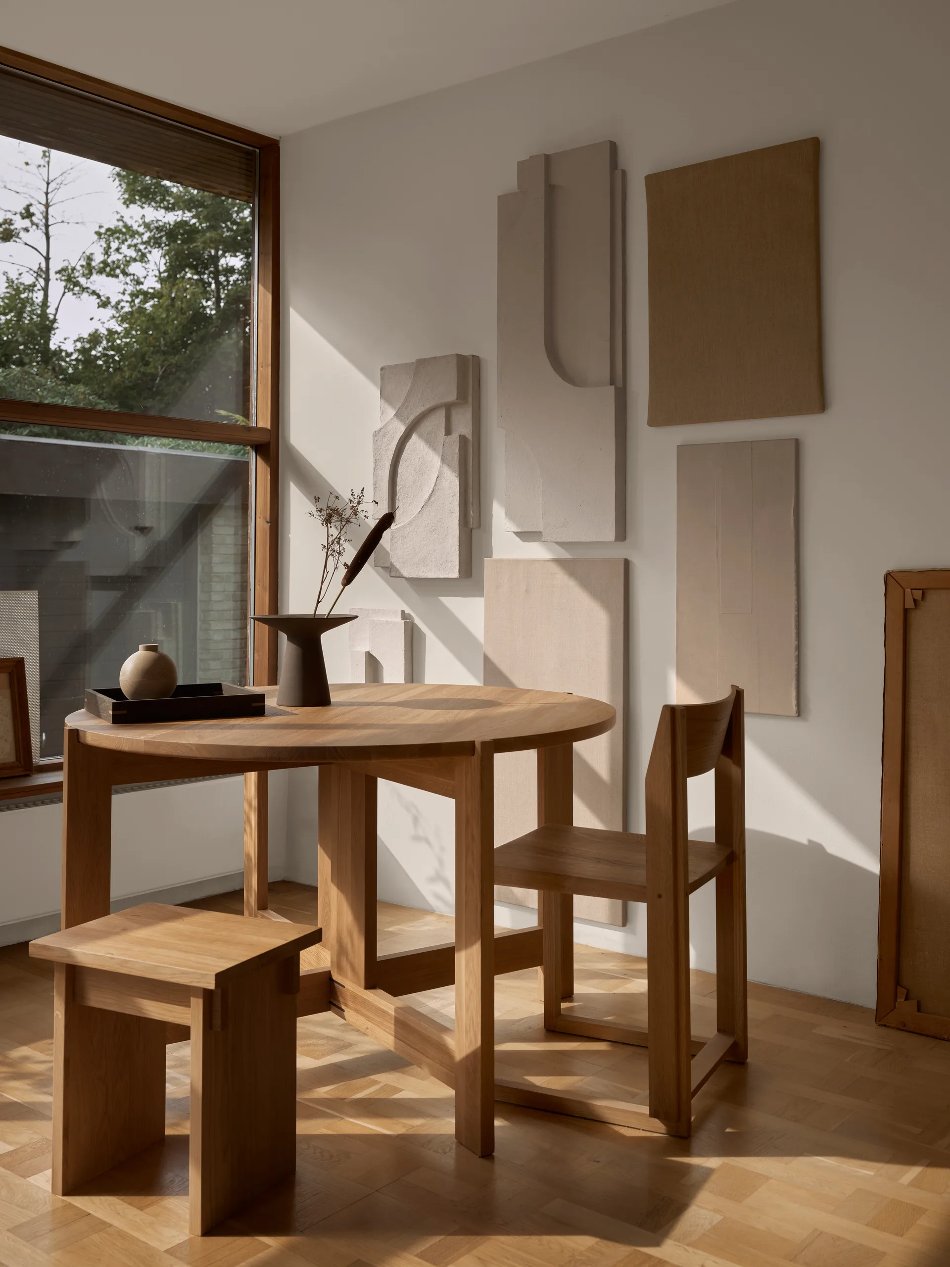 아웃라인 체어, Warm lacquered oak-walnut Kristina Dam Studio | 크리스티나 댐 스튜디오