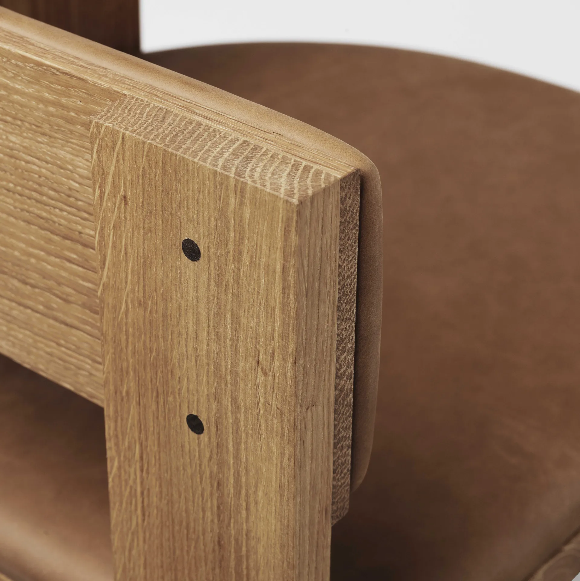 컬렉터 체어, Warm lacquered oak–cognac leather Kristina Dam Studio | 크리스티나 댐 스튜디오