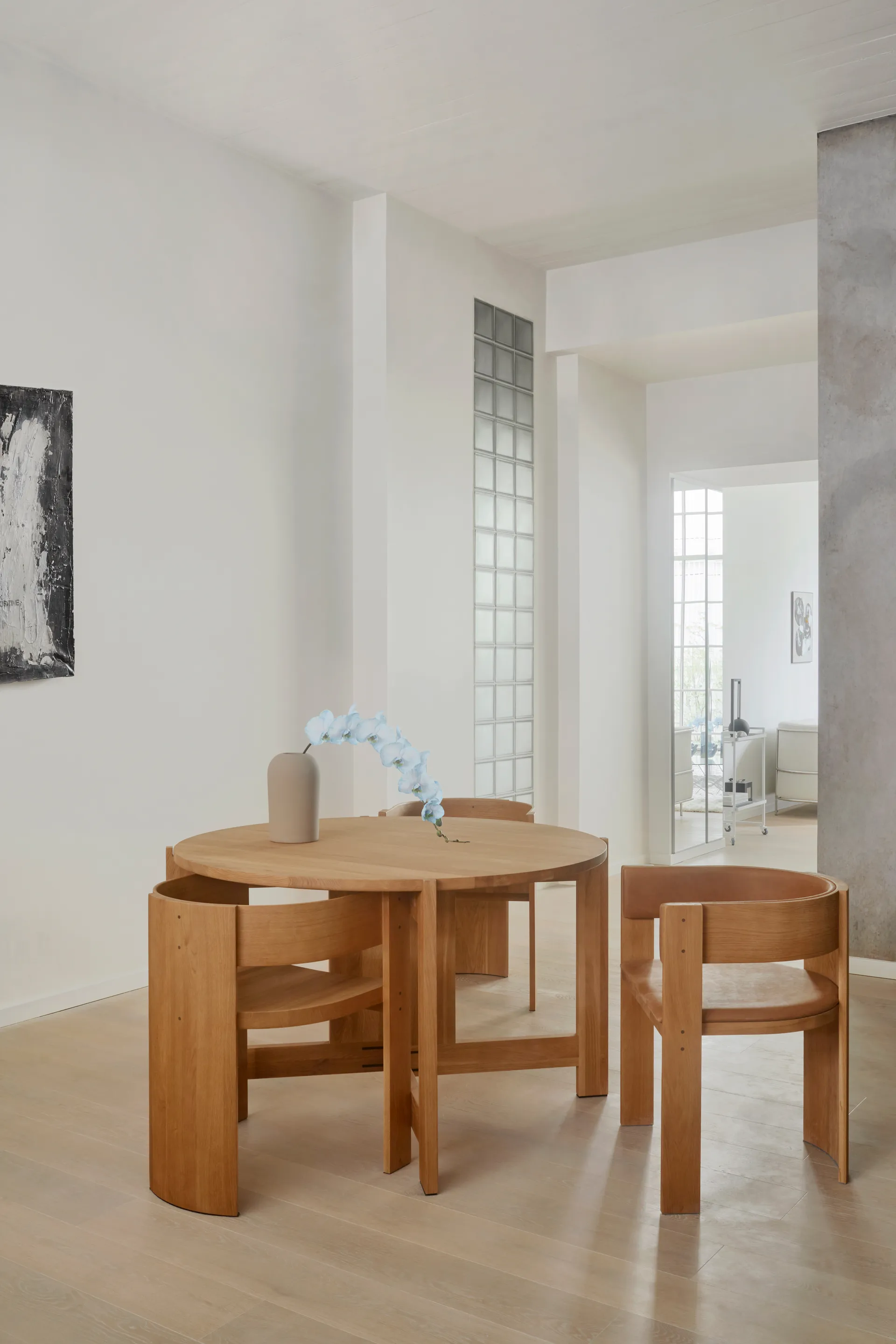 컬렉터 체어, Warm lacquered oak–cognac leather Kristina Dam Studio | 크리스티나 댐 스튜디오