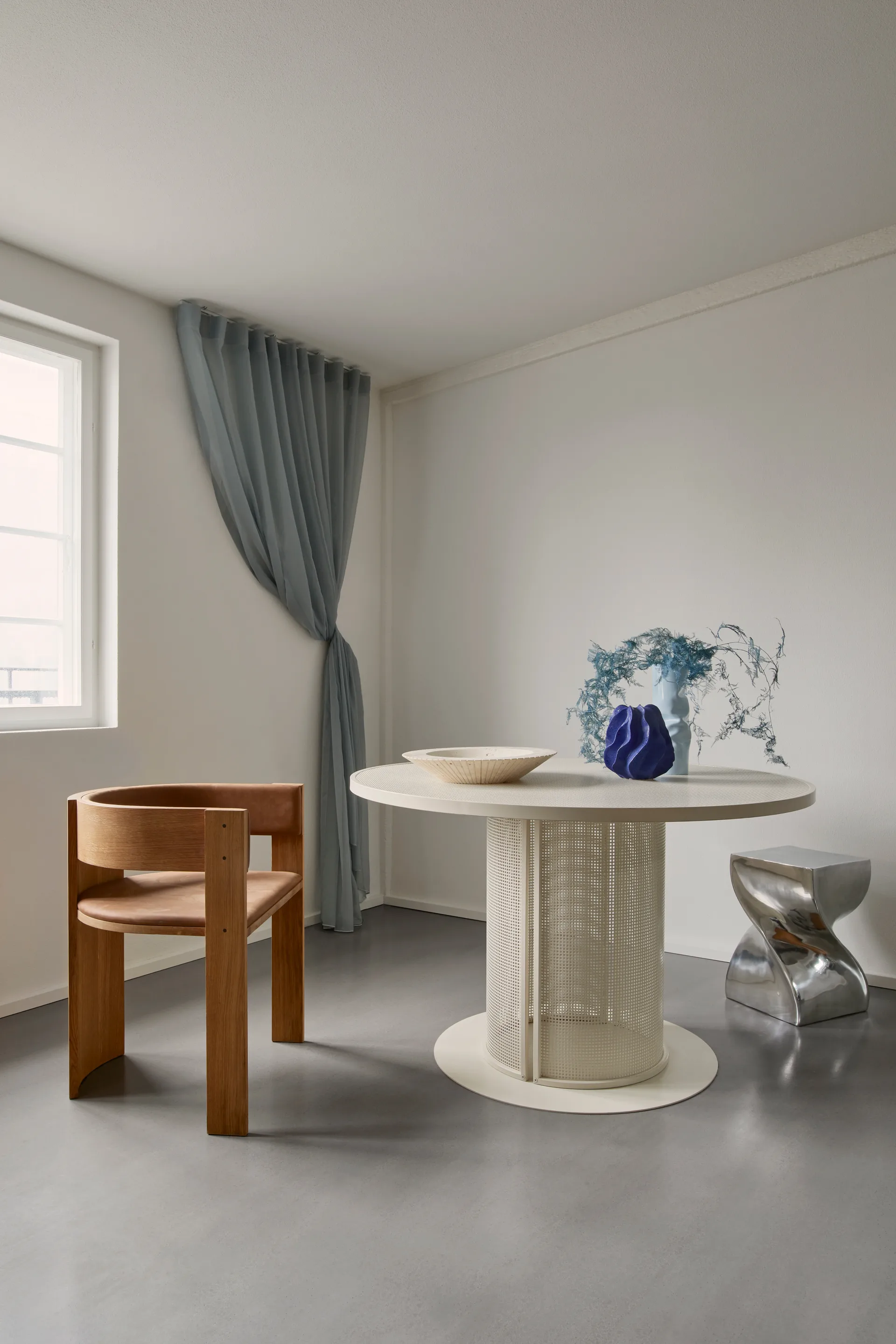 컬렉터 체어, Warm lacquered oak–cognac leather Kristina Dam Studio | 크리스티나 댐 스튜디오