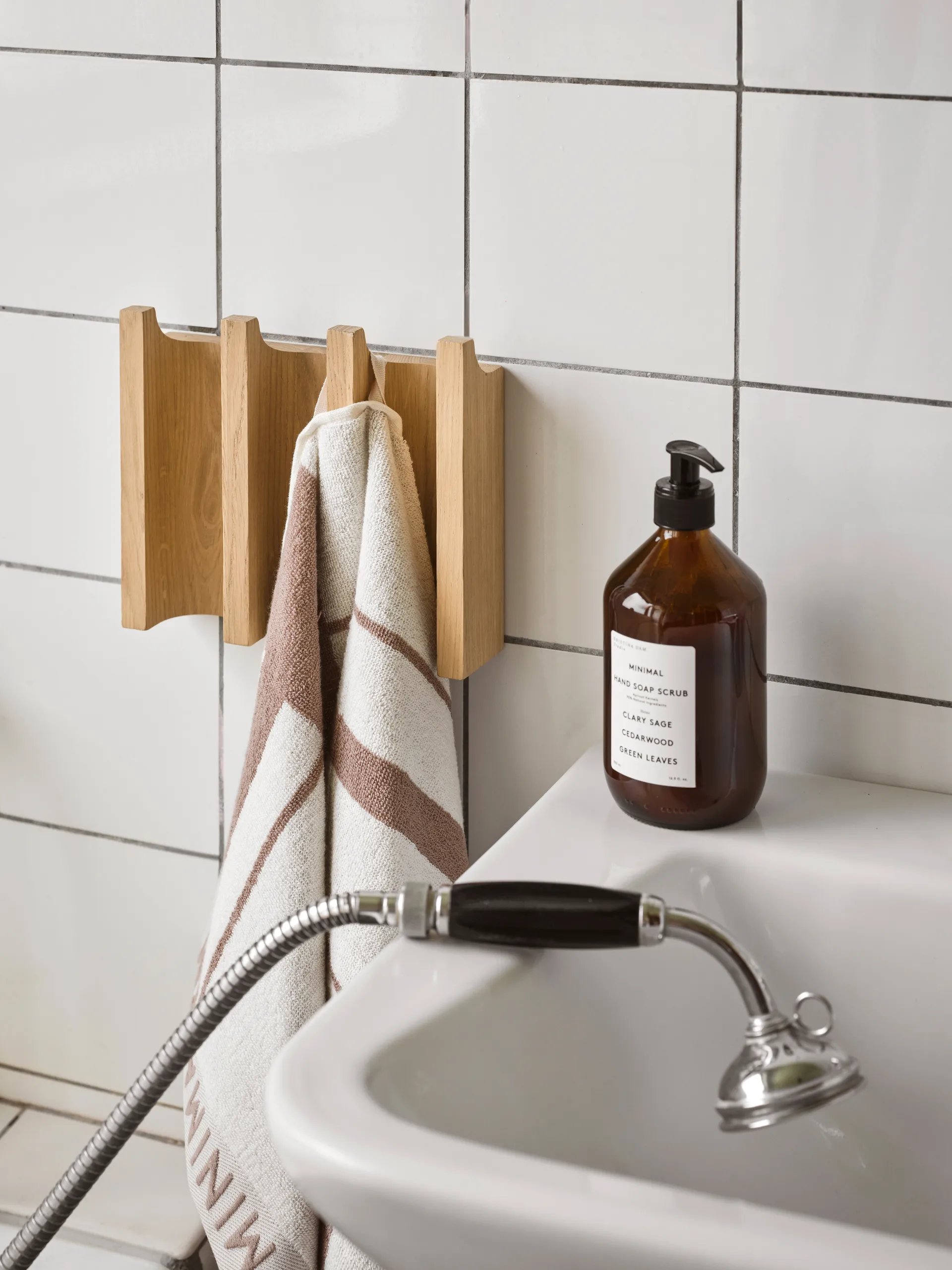 컬럼 행거, Warm oiled oak Kristina Dam Studio | 크리스티나 댐 스튜디오