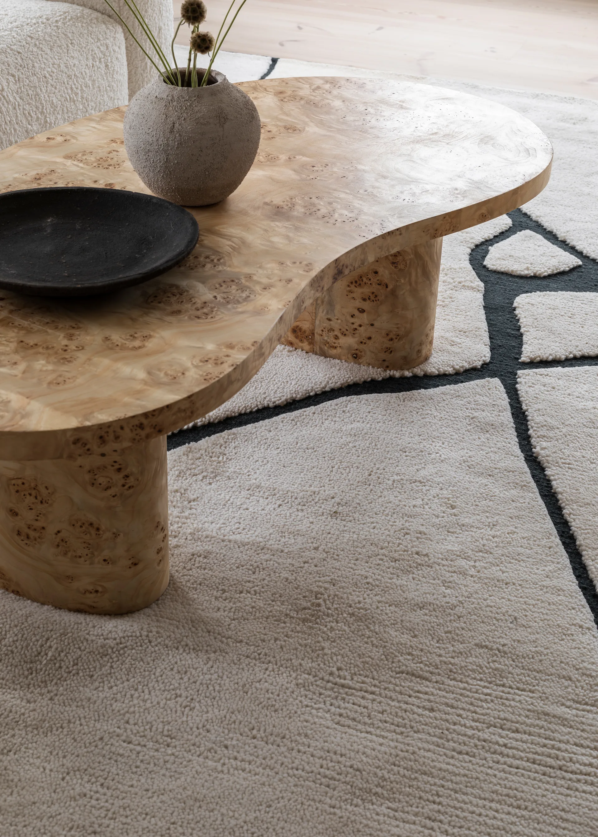 구트 울 러그, Black and white 180x270 cm Layered | 레이어드