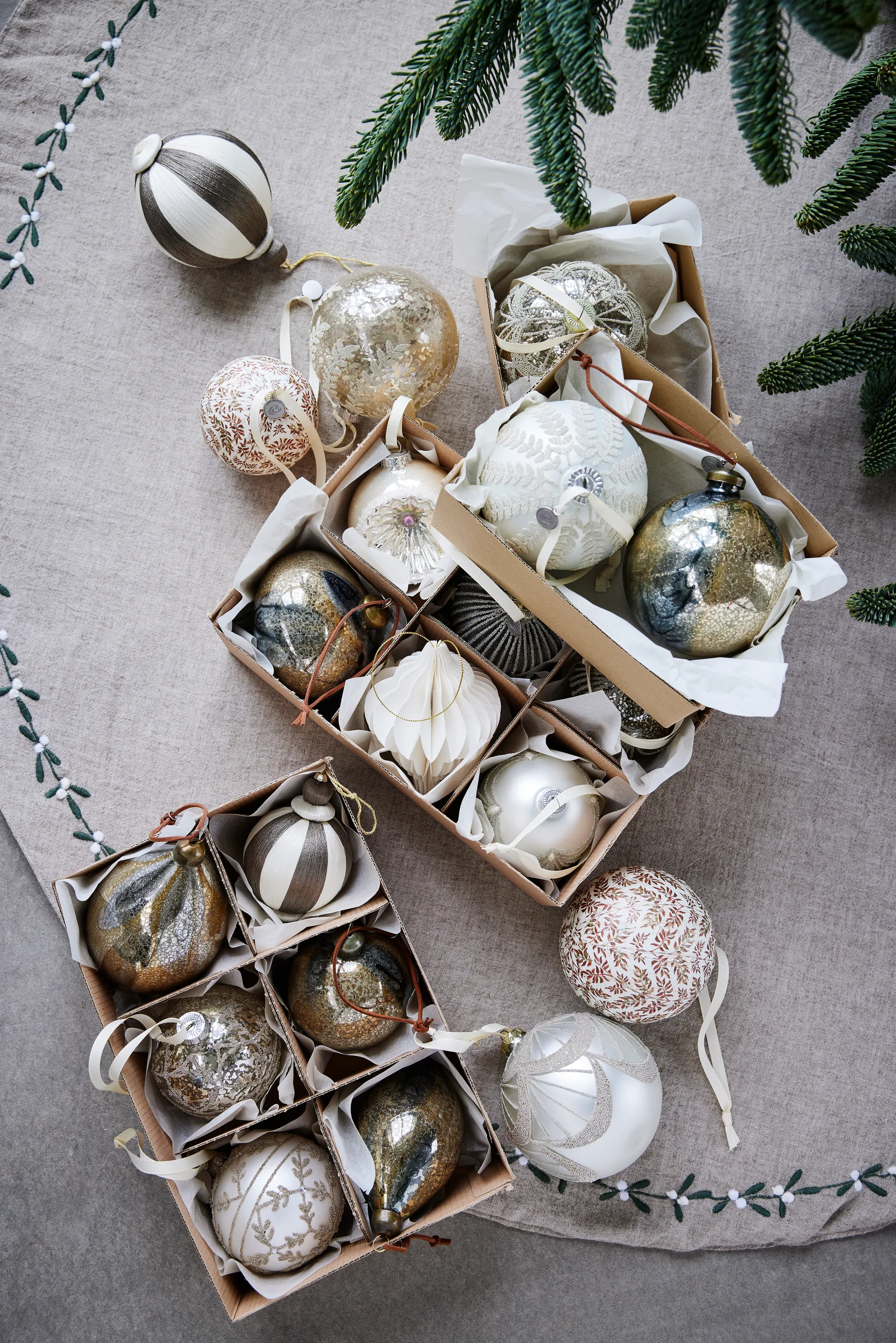 아그네스 크리스마스 볼 Ø10 cm, Off-white-brown Lene Bjerre | 르네 비에르