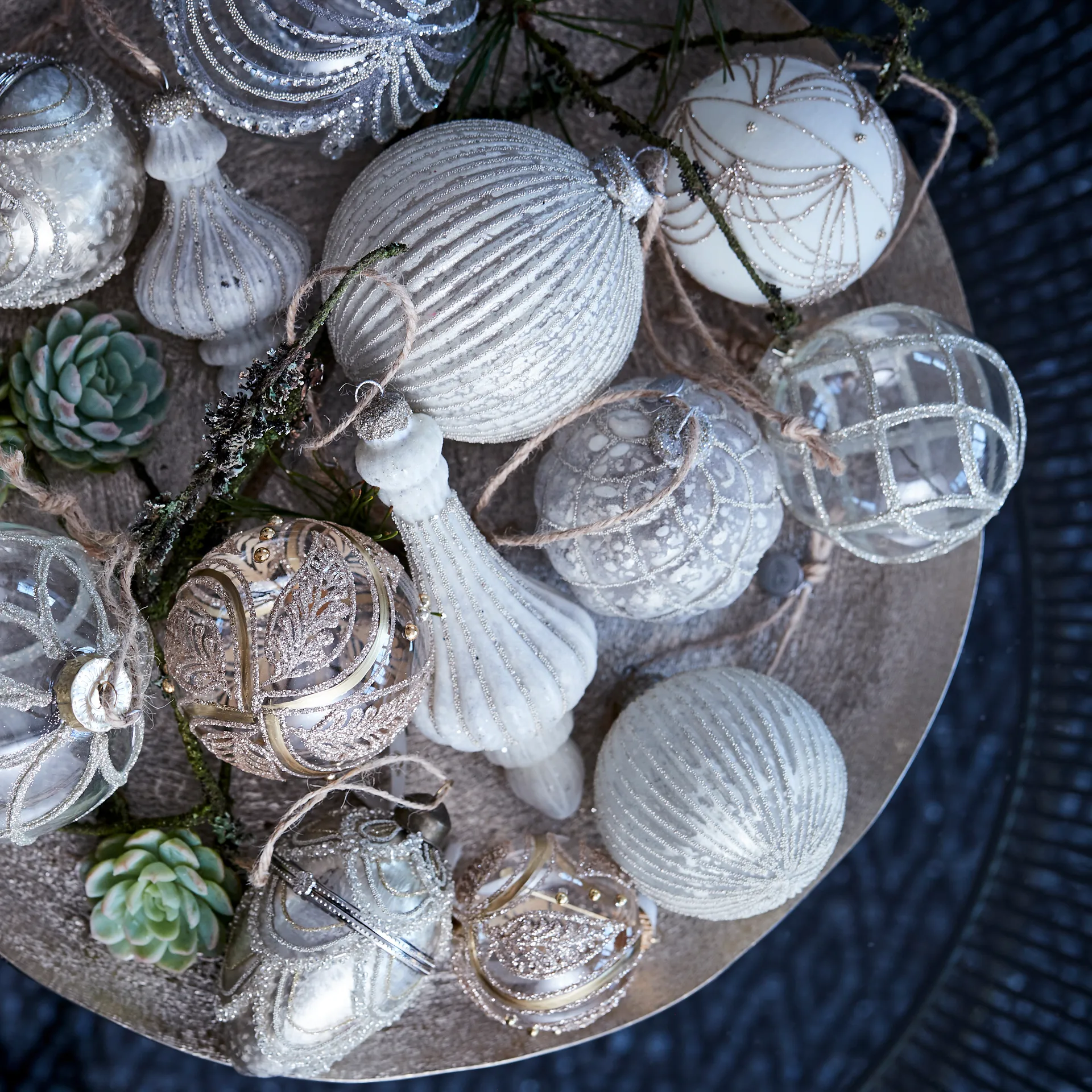 얄리아 크리스마스 바우블 Ø8 cm, off white-light gold Lene Bjerre | 르네 비에르