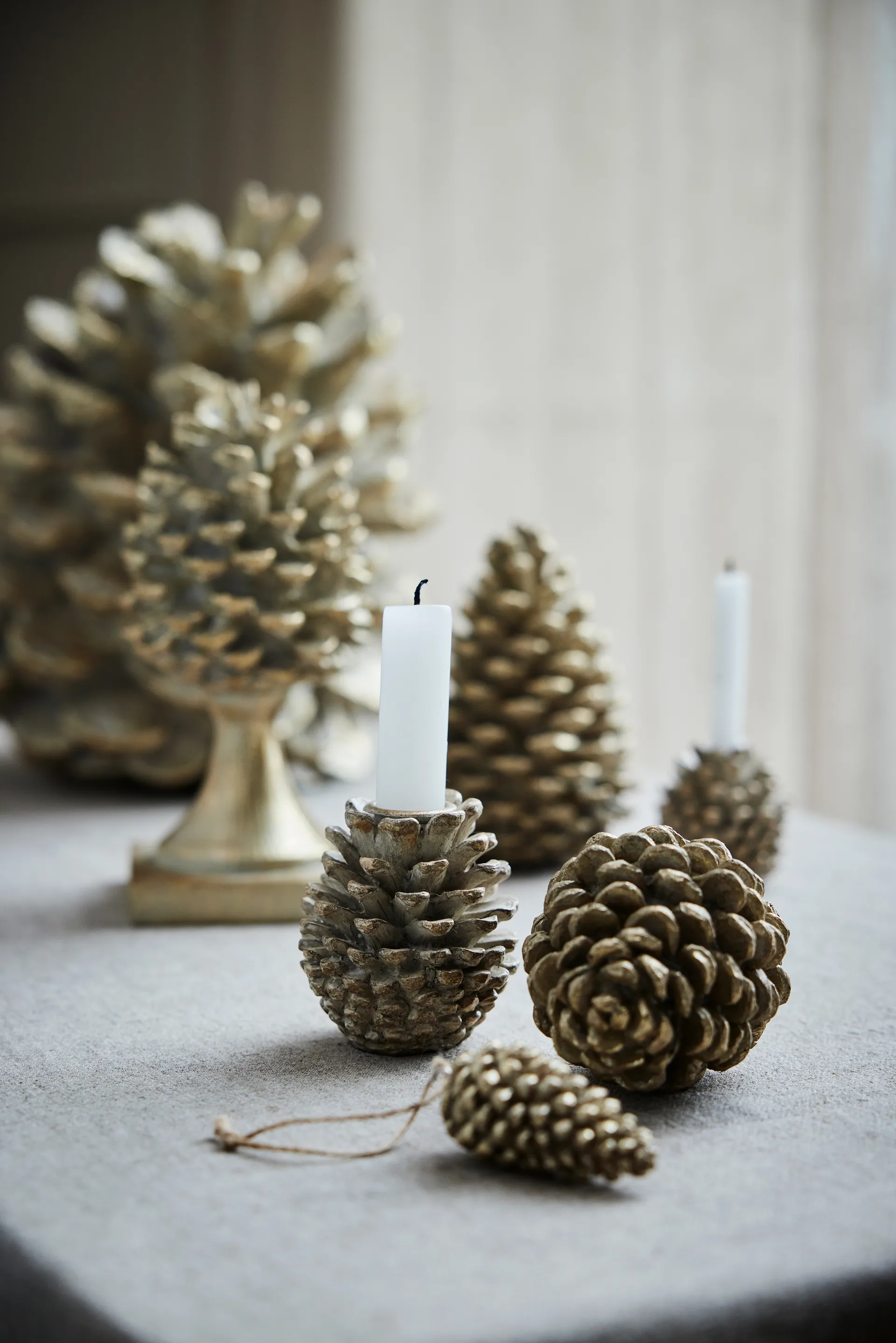 세라피나 솔방울 장식 8.3 cm, Light gold Lene Bjerre | 르네 비에르