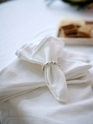 화이트 자카드 코튼 테이블 클로스 150x250 cm - White - Lexington | 렉싱턴