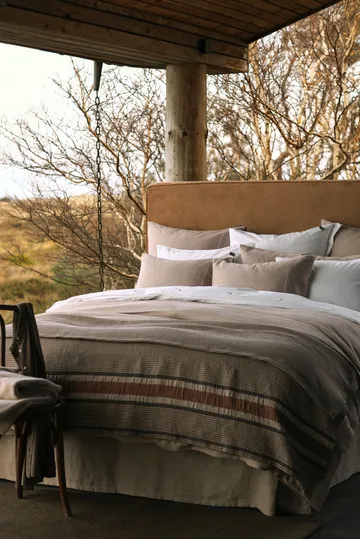 사이드 스트라이프 소프트 퀼티드 베드스프레드 240x260 cm - Beige - Lexington | 렉싱턴