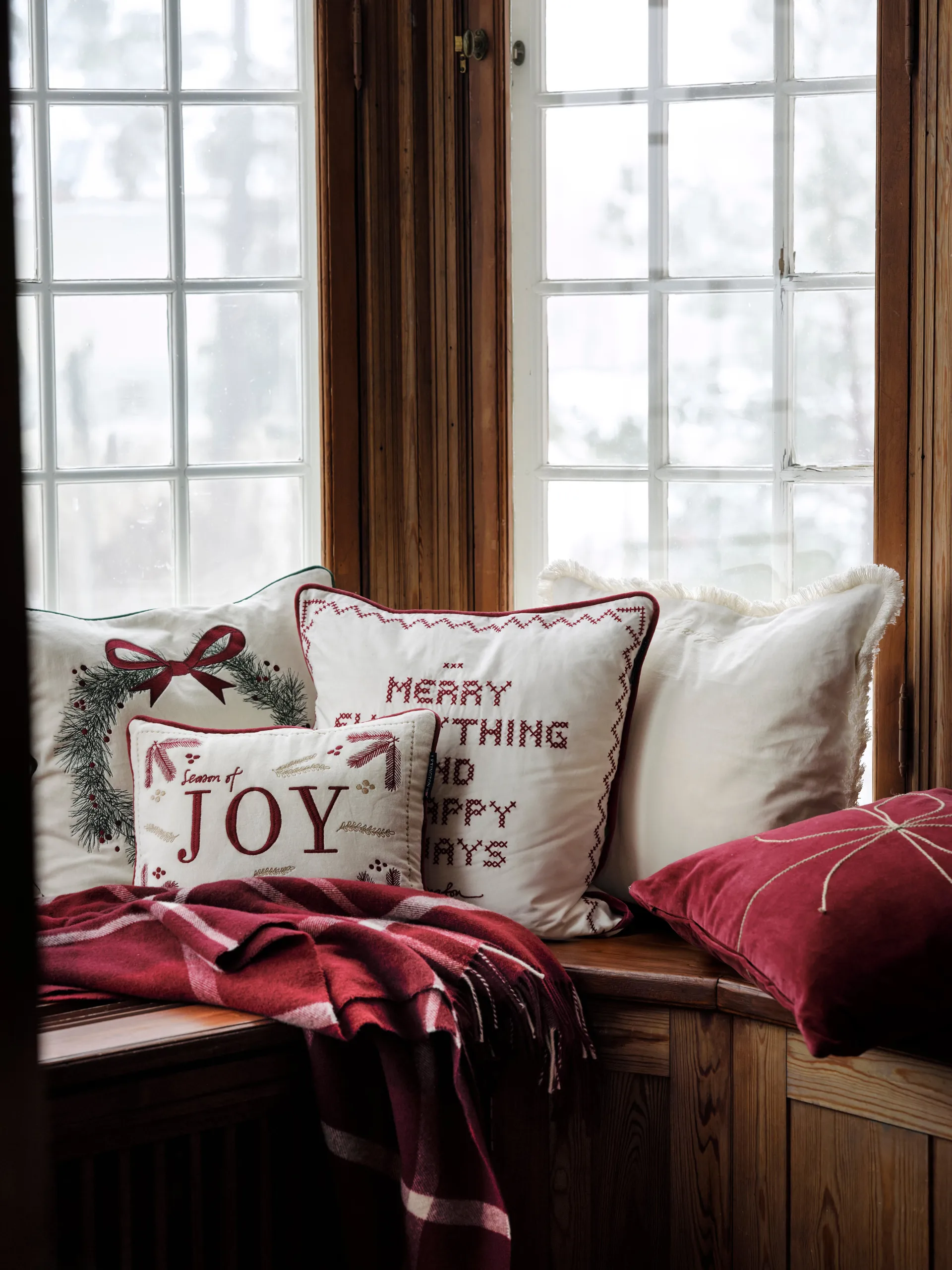 조이 오가닉 코튼 벨벳 쿠션 30x40 cm, White-Red Lexington | 렉싱턴