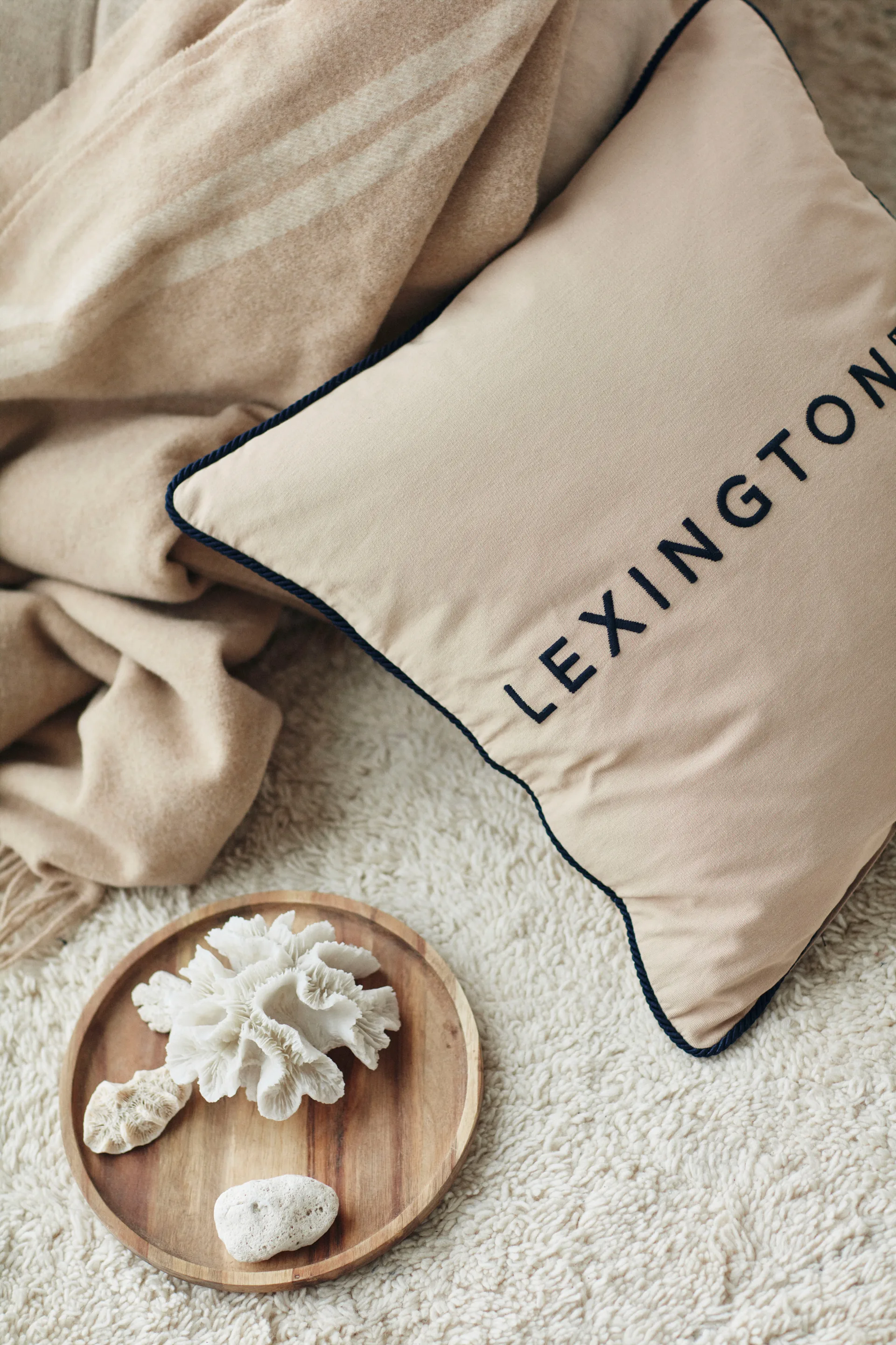 로고 오가닉 코튼 트윌 베개커버 50x50 cm, Beige-dark blue Lexington | 렉싱턴