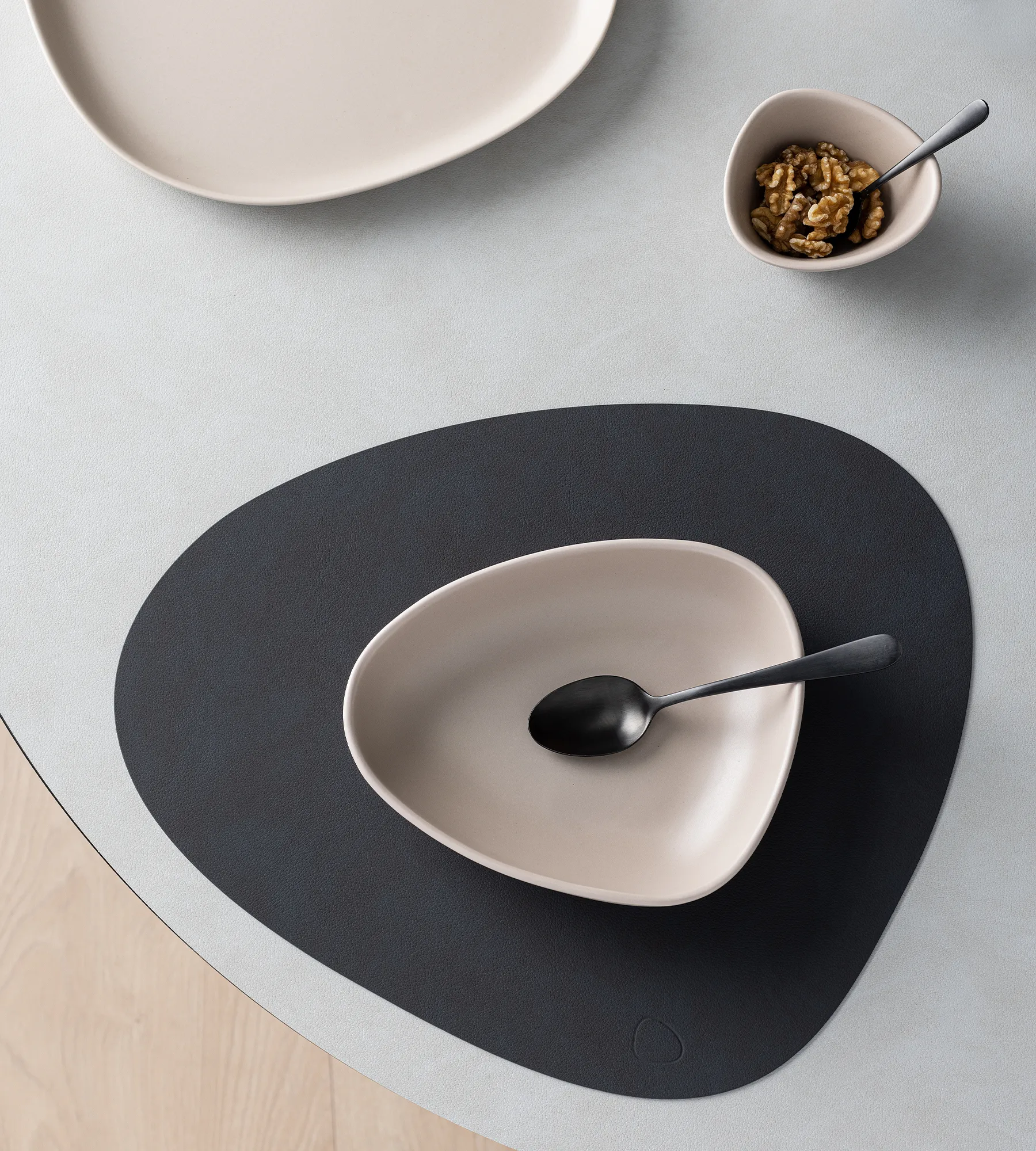 커브 딥플레이트 19x22 cm, Sand LIND DNA | 린드 DNA