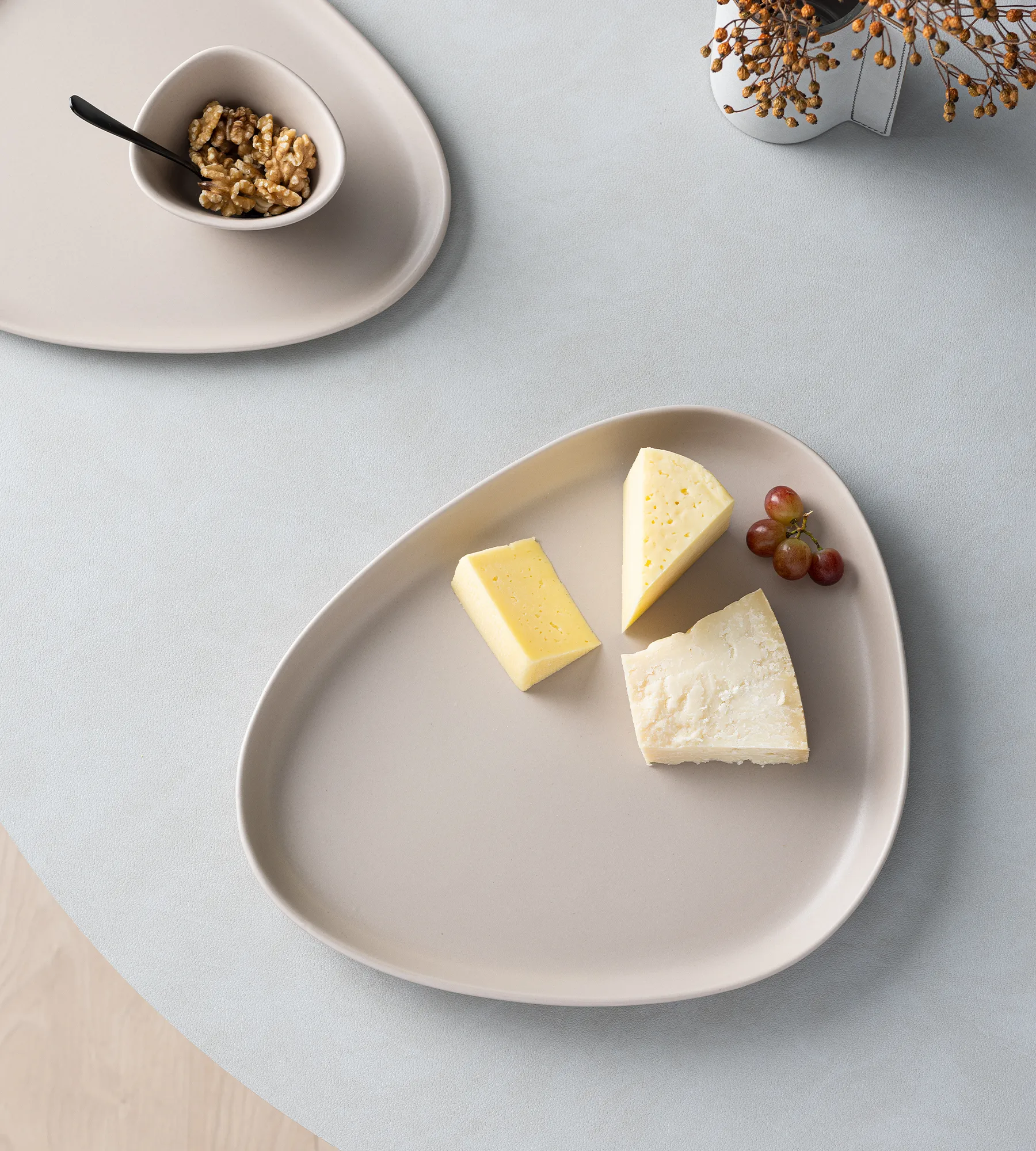 커브 스톤웨어 서빙소서 30x35 cm, Sand LIND DNA | 린드 DNA