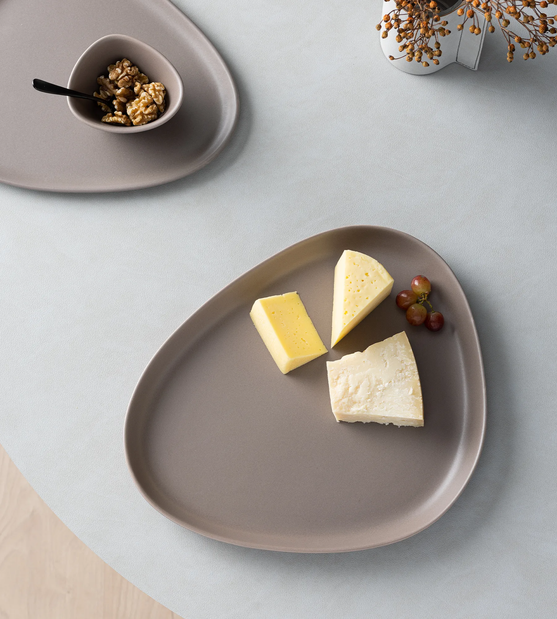 커브 스톤웨어 서빙소서 30x35 cm, Warm Grey LIND DNA | 린드 DNA