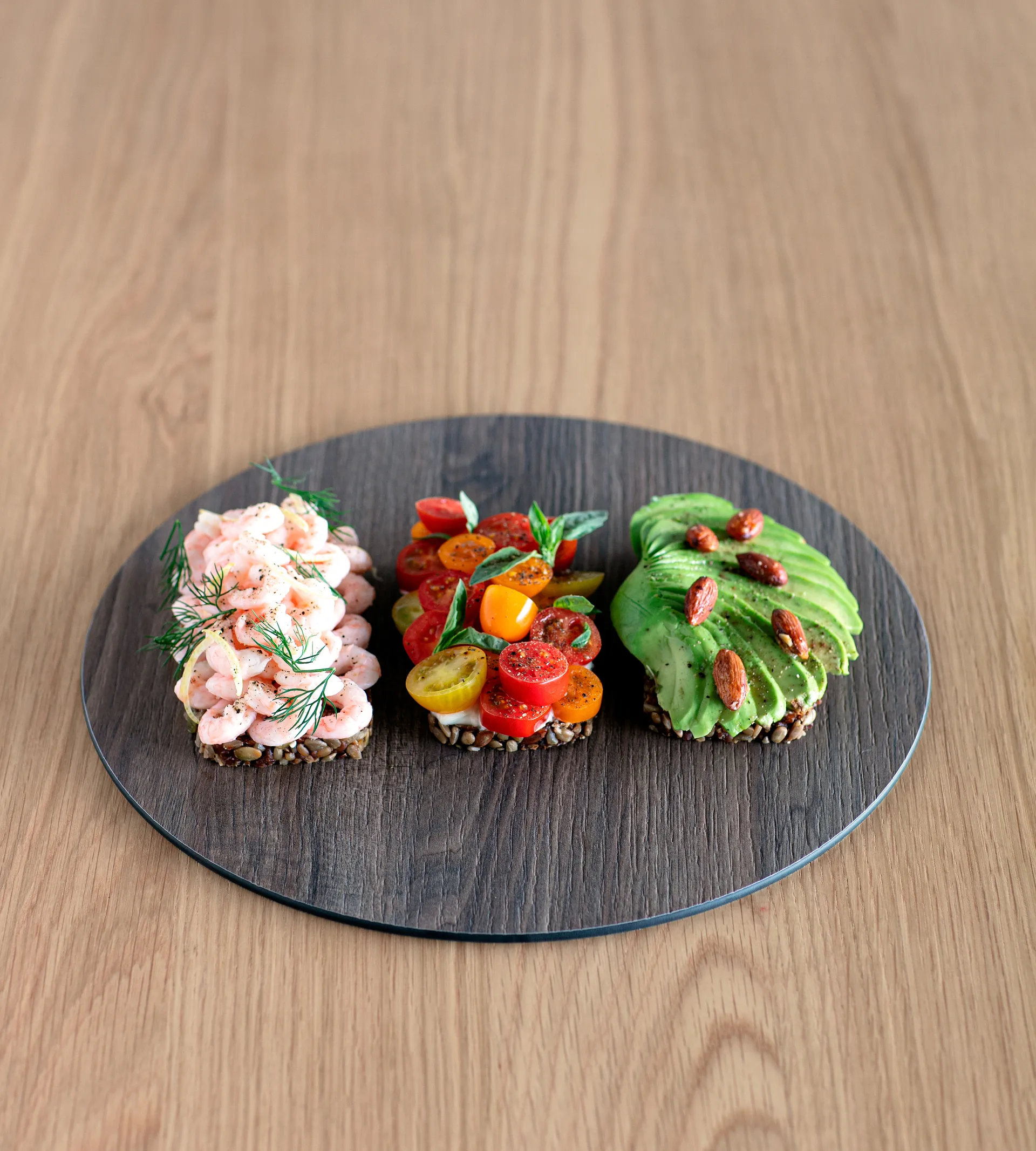 Cut & Serve round 도마 M, Walnut LIND DNA | 린드 DNA