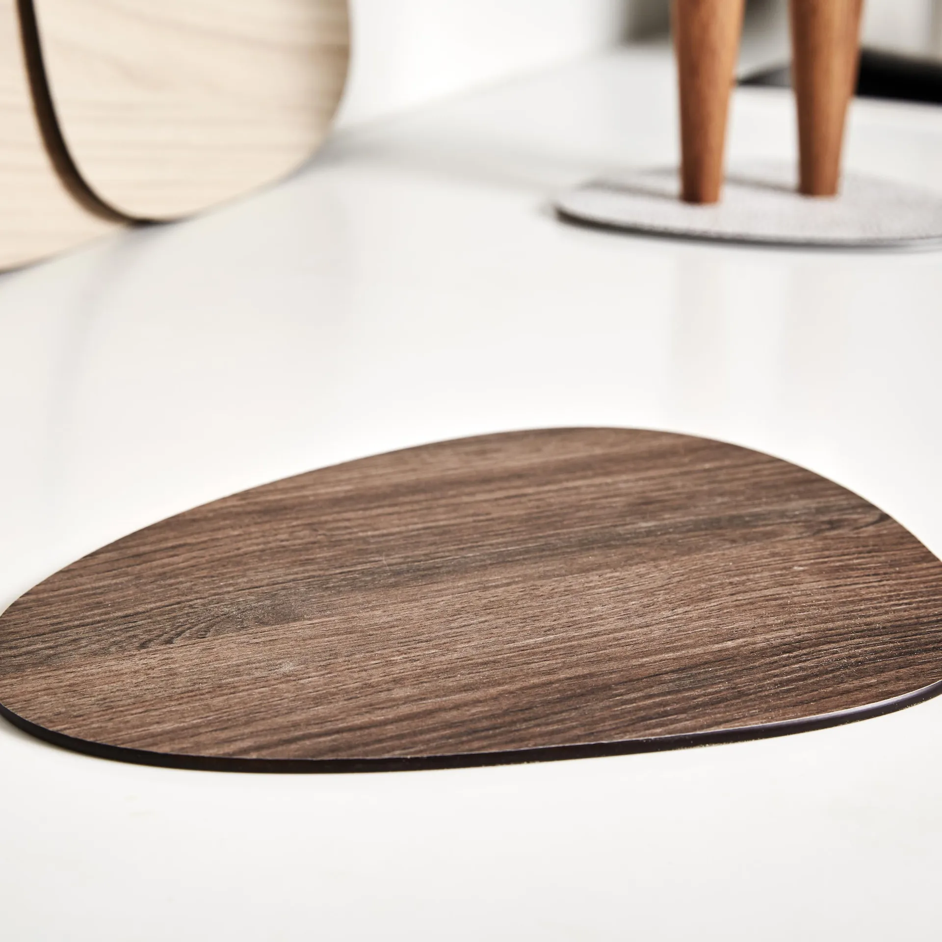 Cut & Serve 커브 도마 S, Walnut LIND DNA | 린드 DNA