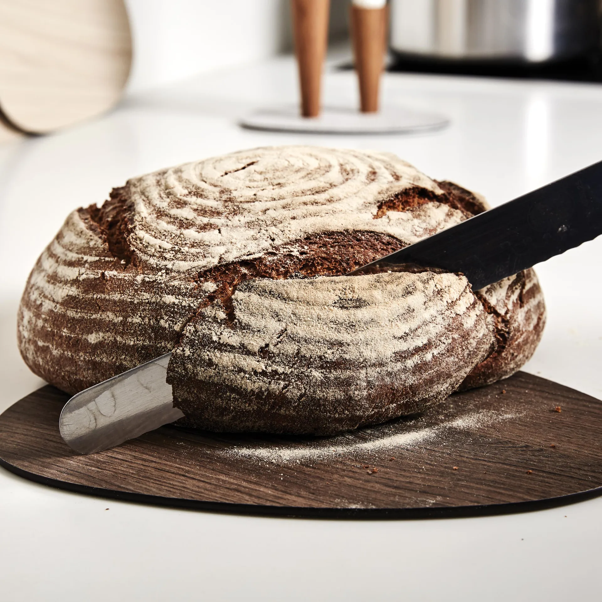 Cut & Serve 커브 도마 S, Walnut LIND DNA | 린드 DNA