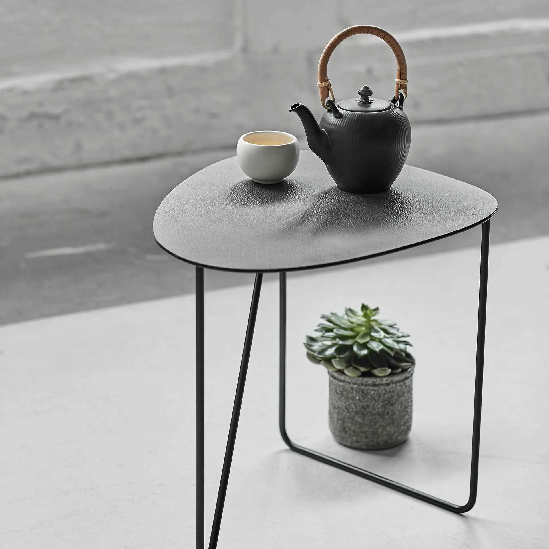 커브 Hippo 사이드 테이블 L, black-anthracite LIND DNA | 린드 DNA
